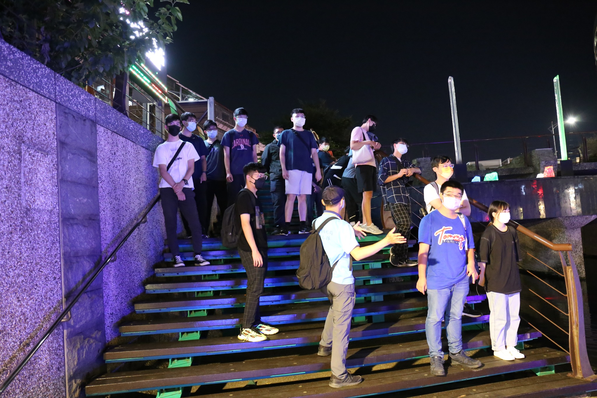 星光導覽在自立廣場稍做介紹後，即由右岸階梯進入河廊場域開始導覽行程