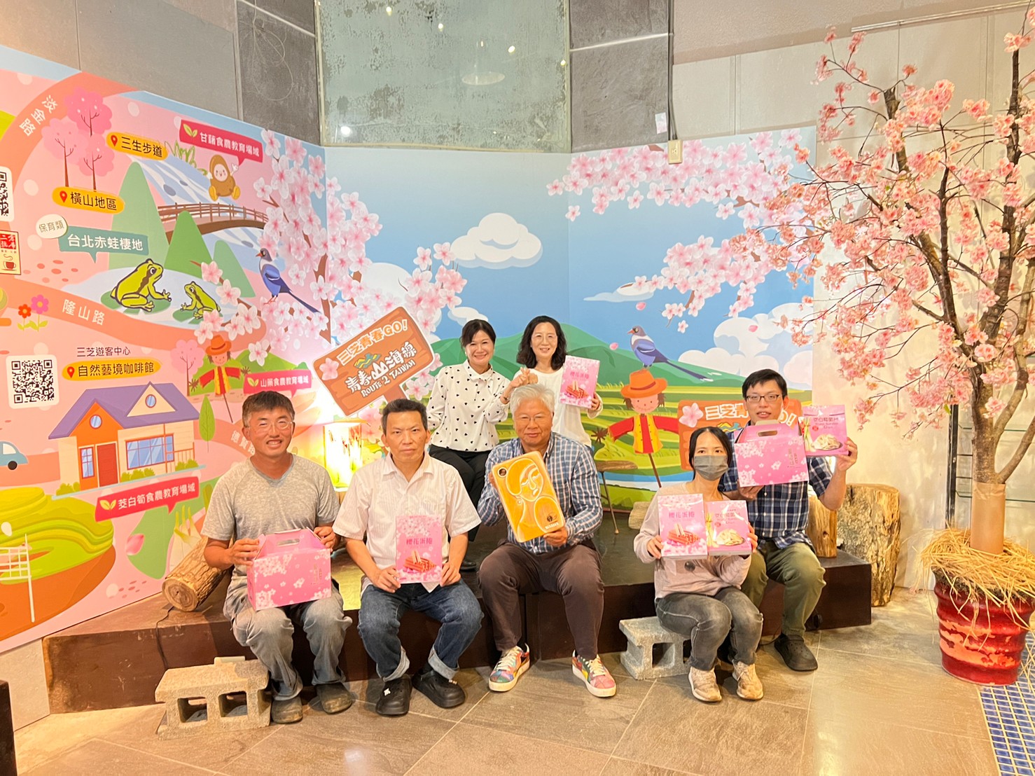 三芝二號倉庫為今年進階輔導群聚型店家代表，輔導業者設計改造風格形象牆及開發櫻花意象產品一致性包裝設計，成為三芝代表性示範平台