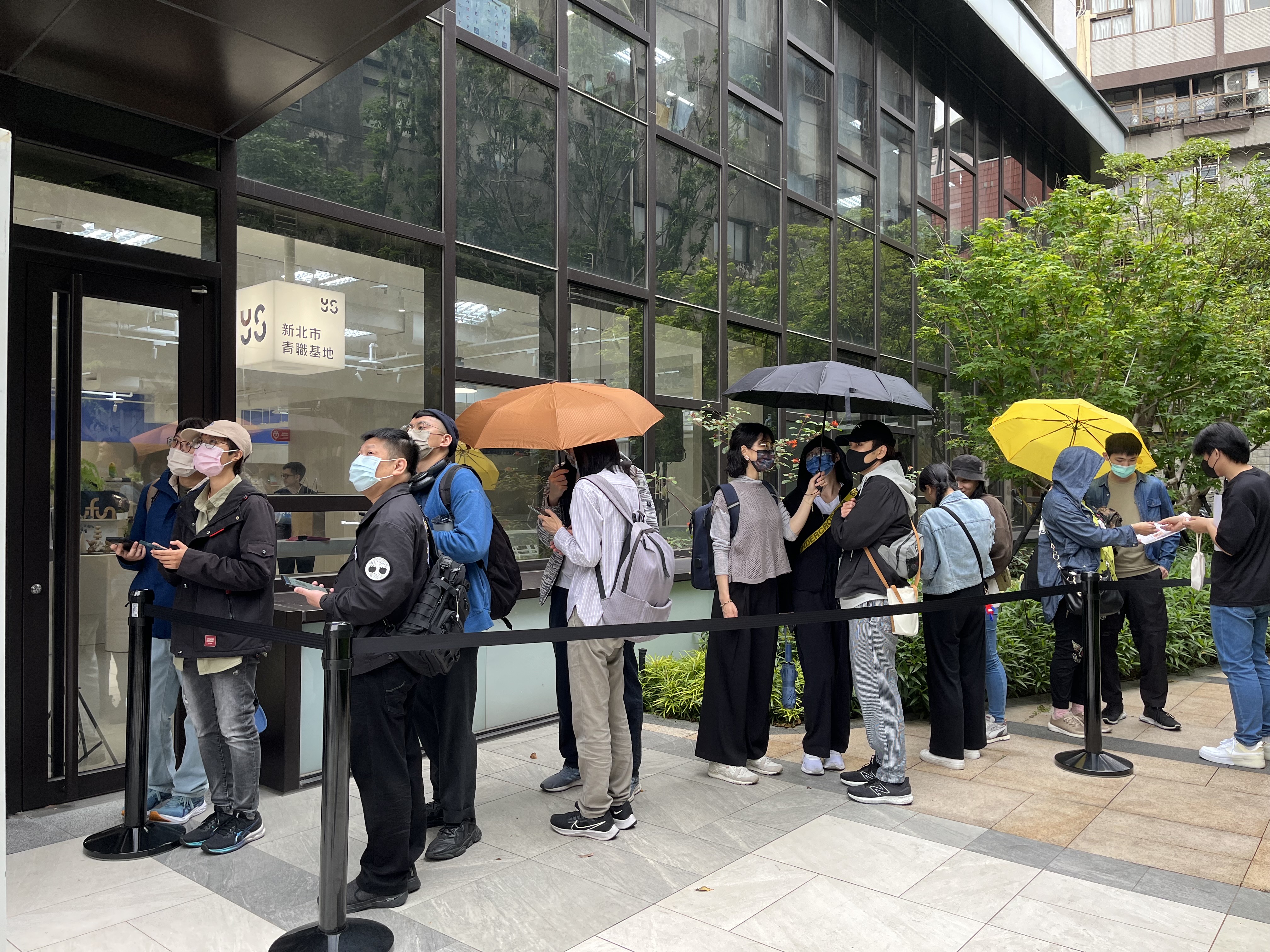 青職基地首場Mini Concert歌迷熱情雨中排隊