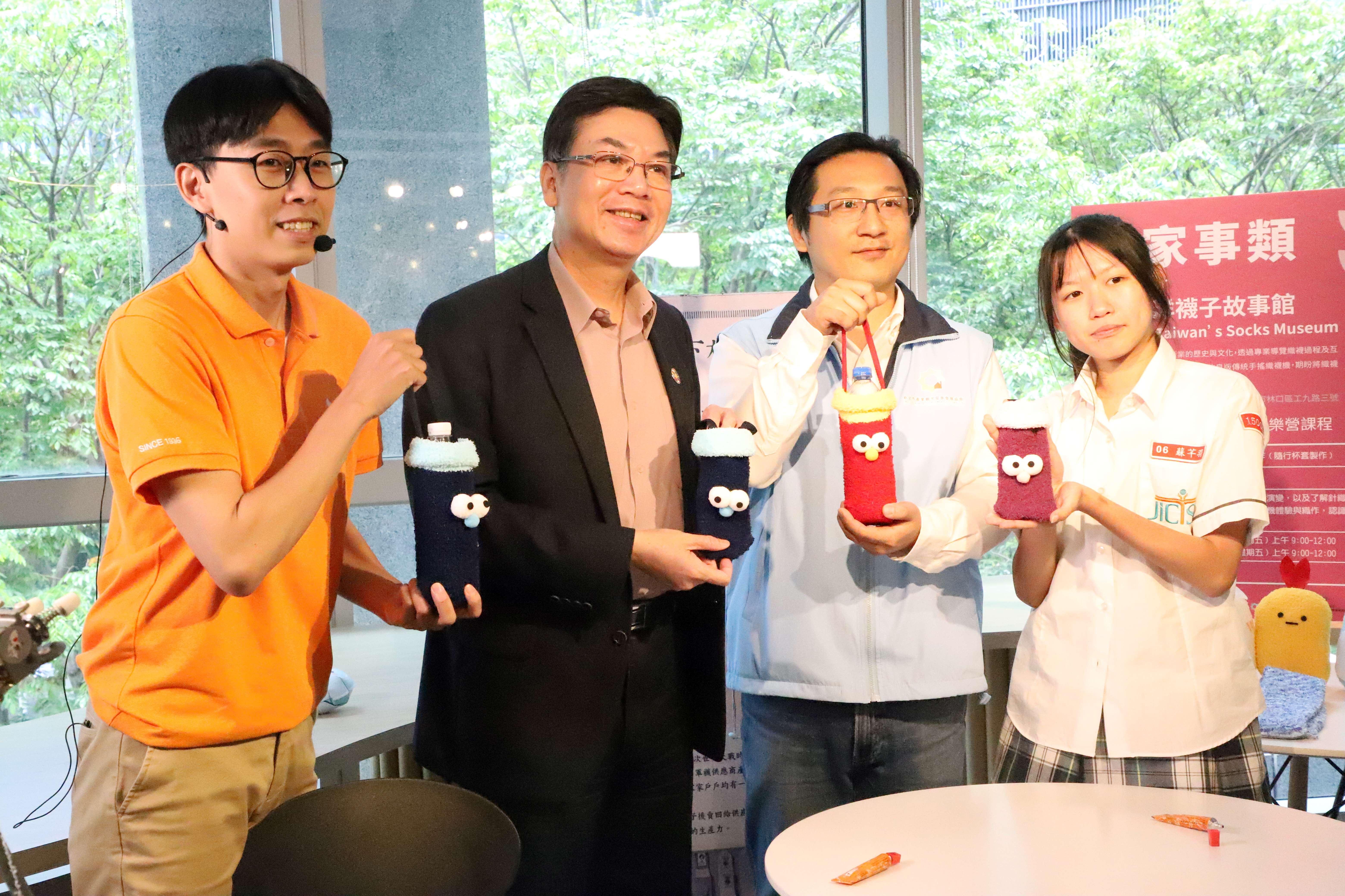 劉和然副市長(左2)體驗手搖絲襪機及隨行杯套製作後合影.JPG
