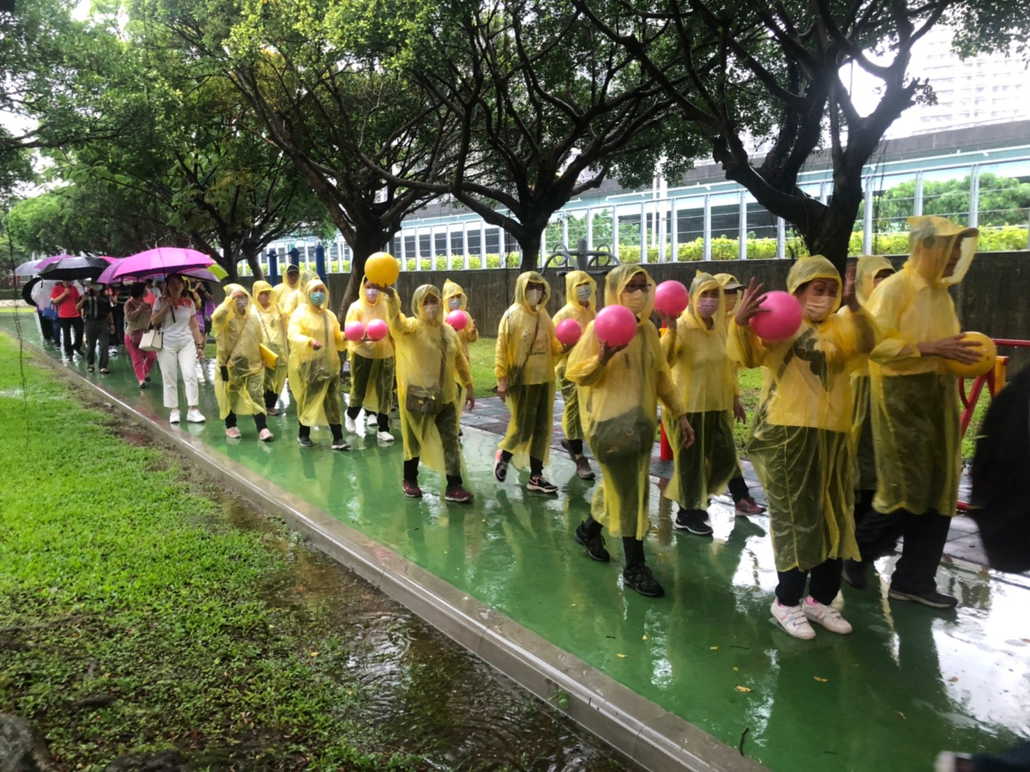 下雨澆不熄民眾的熱情參與