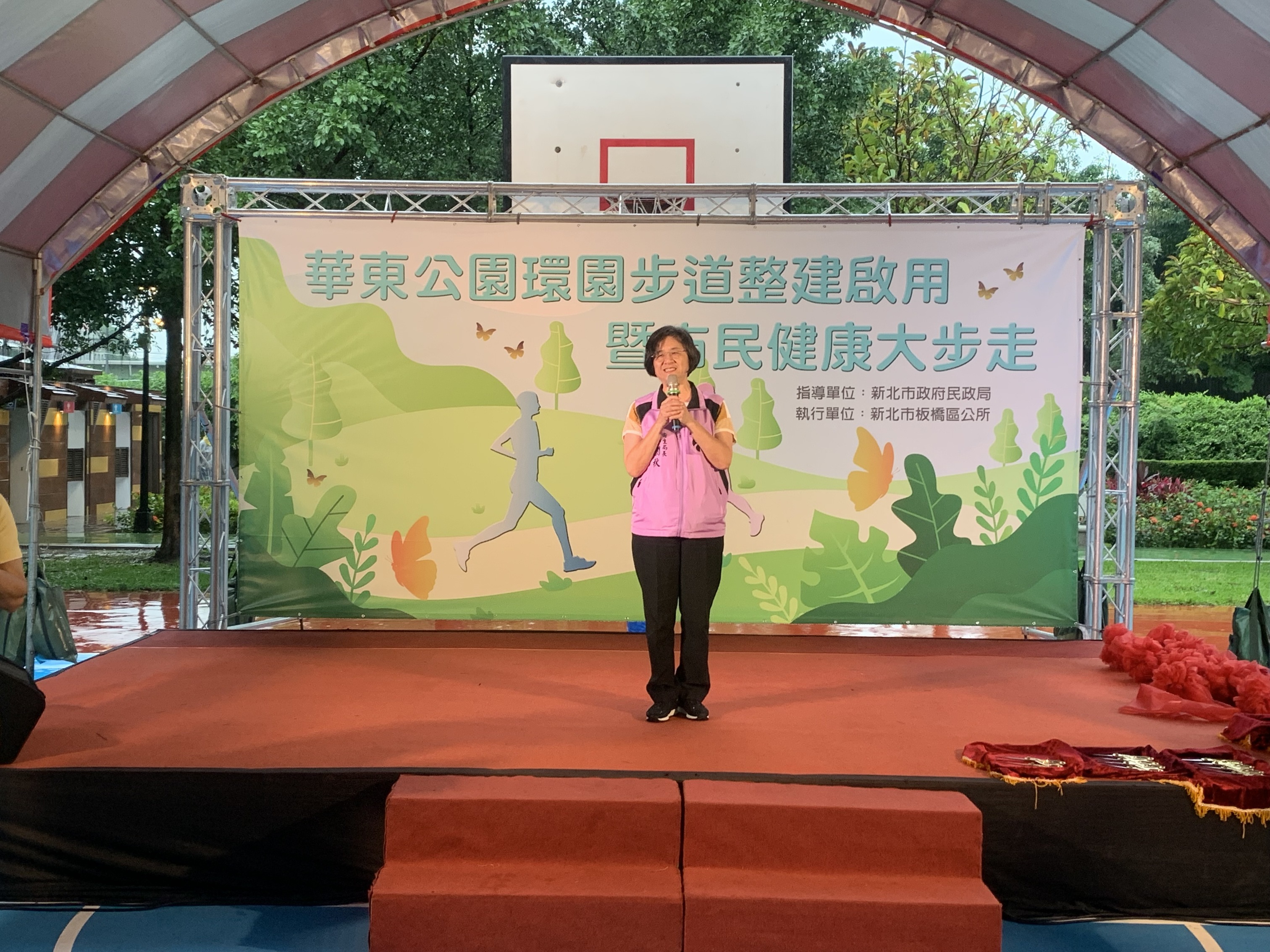 衛生局長陳潤秋邀請市民一起健康大步走
