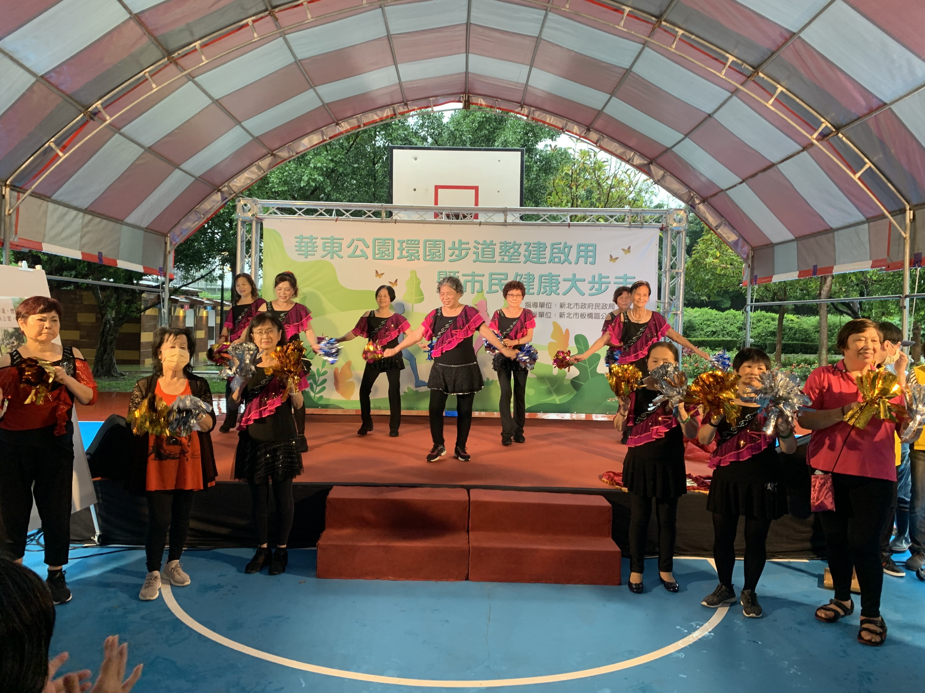 華東舞蹈班長輩帶來活力表演開場