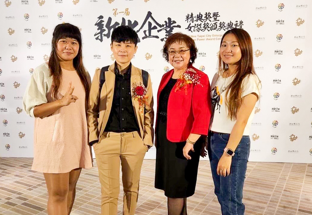 宋佩霓董事長於67年進入橡膠滾輪製造行業，從最基層的員工做起，並於78年創立加豐橡膠公司，至今從事橡膠滾輪製造已逾40年。