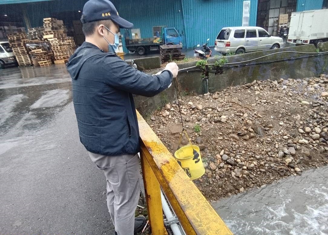 1.稽查人員採集水樣
