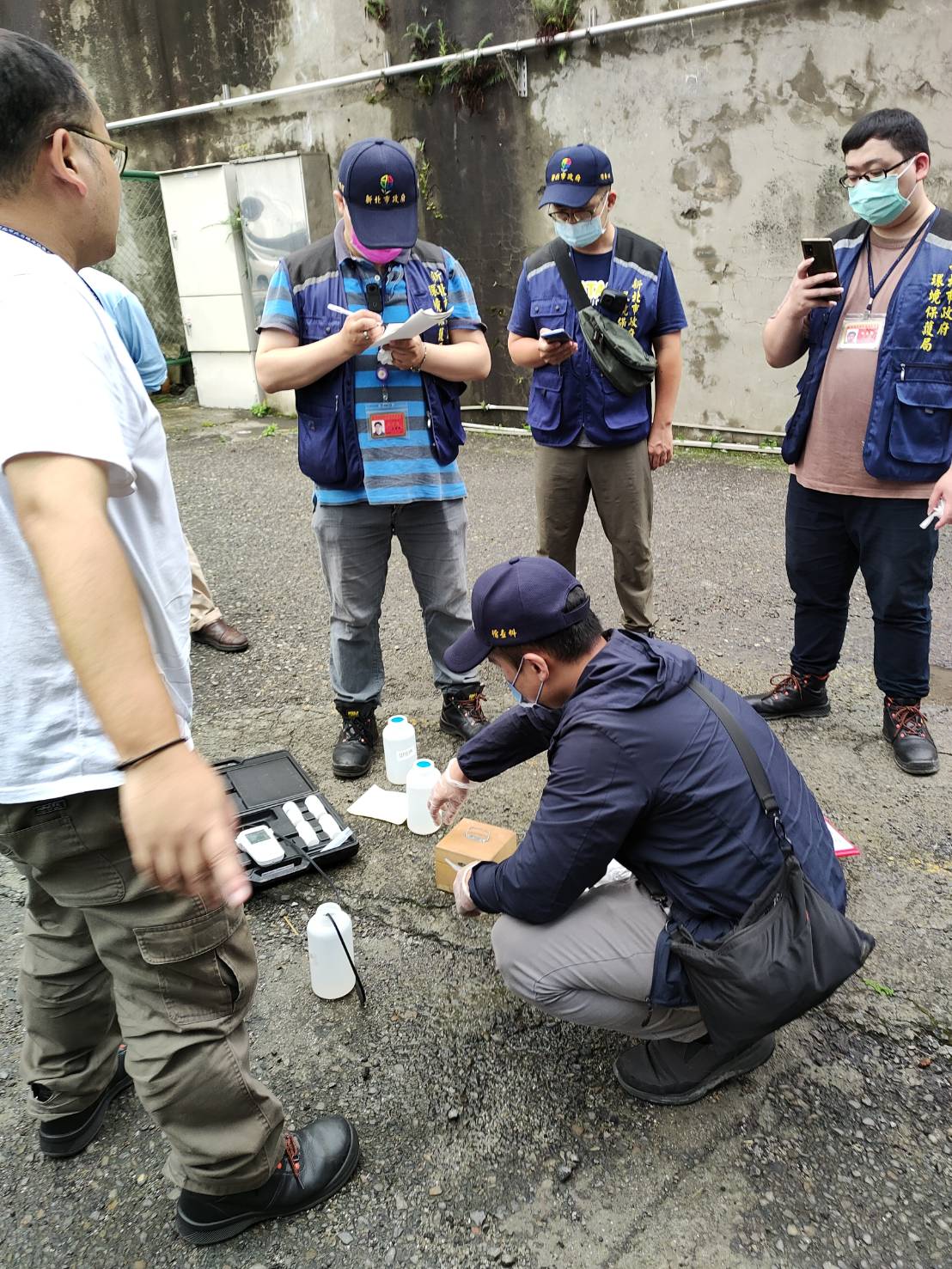 3.稽查人員採集水樣進行快篩檢測