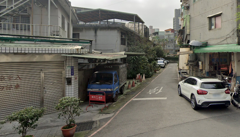 永和永貞路347巷閒置土地鄰近永和比漾廣場及樂華夜市，人潮眾多，停車需求量大，養工處主動清整閒置土地