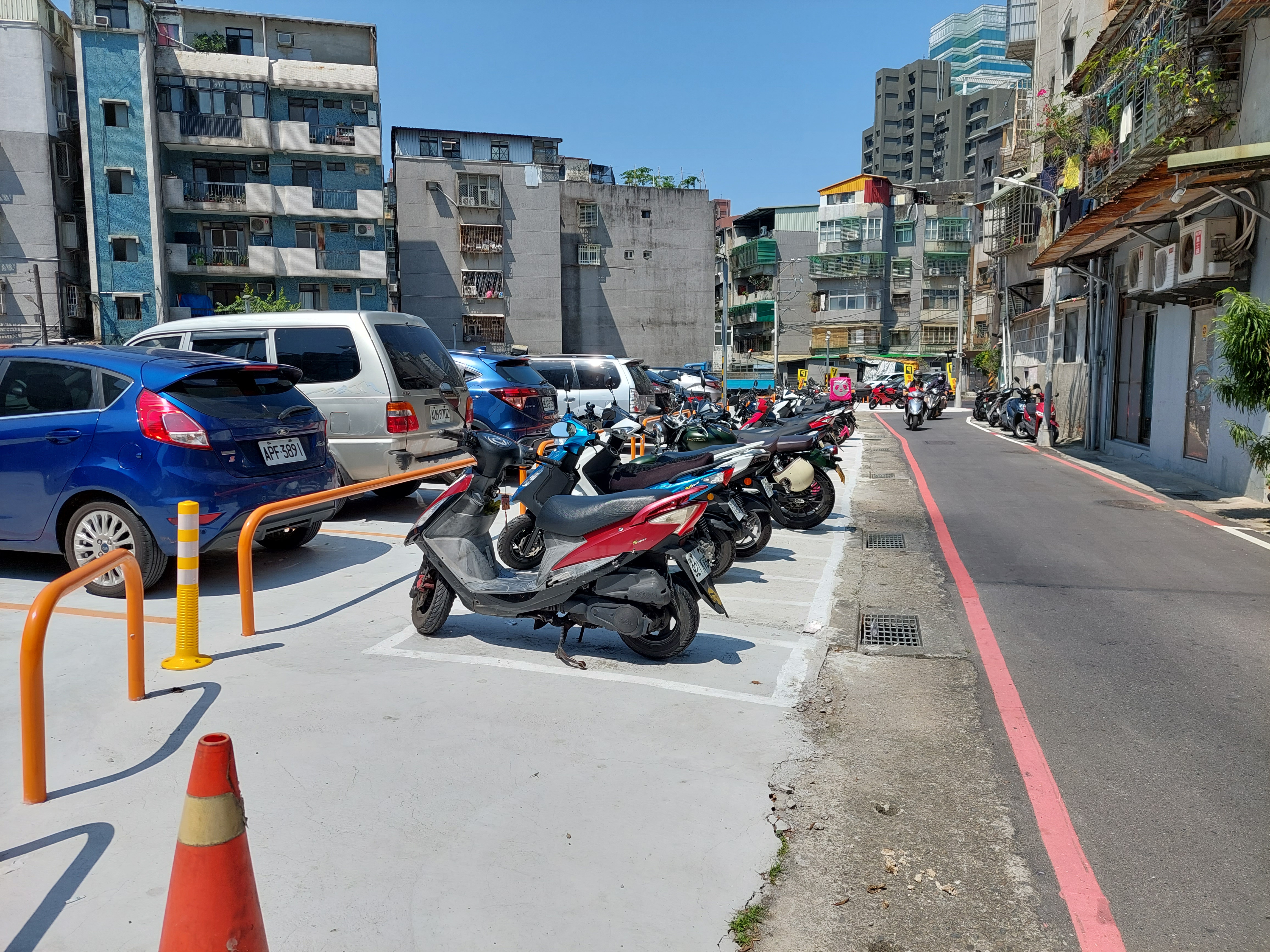 永和區永貞路347巷約有150平方公尺的閒置土地，經市府各局處攜手合作，規劃出46個路邊機車停車格，免費提供民眾使用