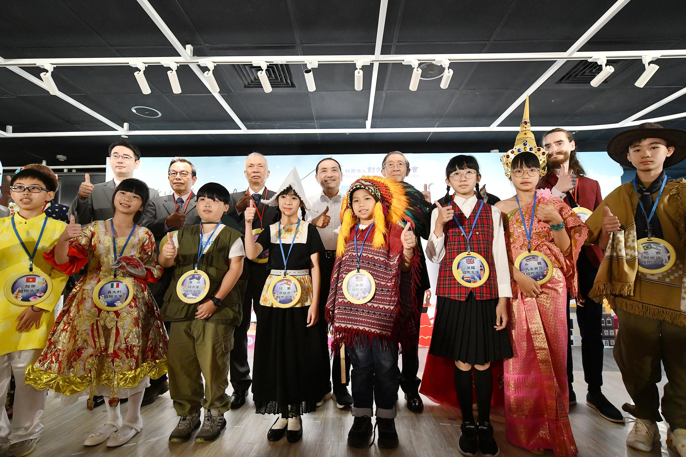 新北市政府今(23)日舉行九大國際文教中心聯合開展記者會，並在市長侯友宜見證下簽訂MOU。