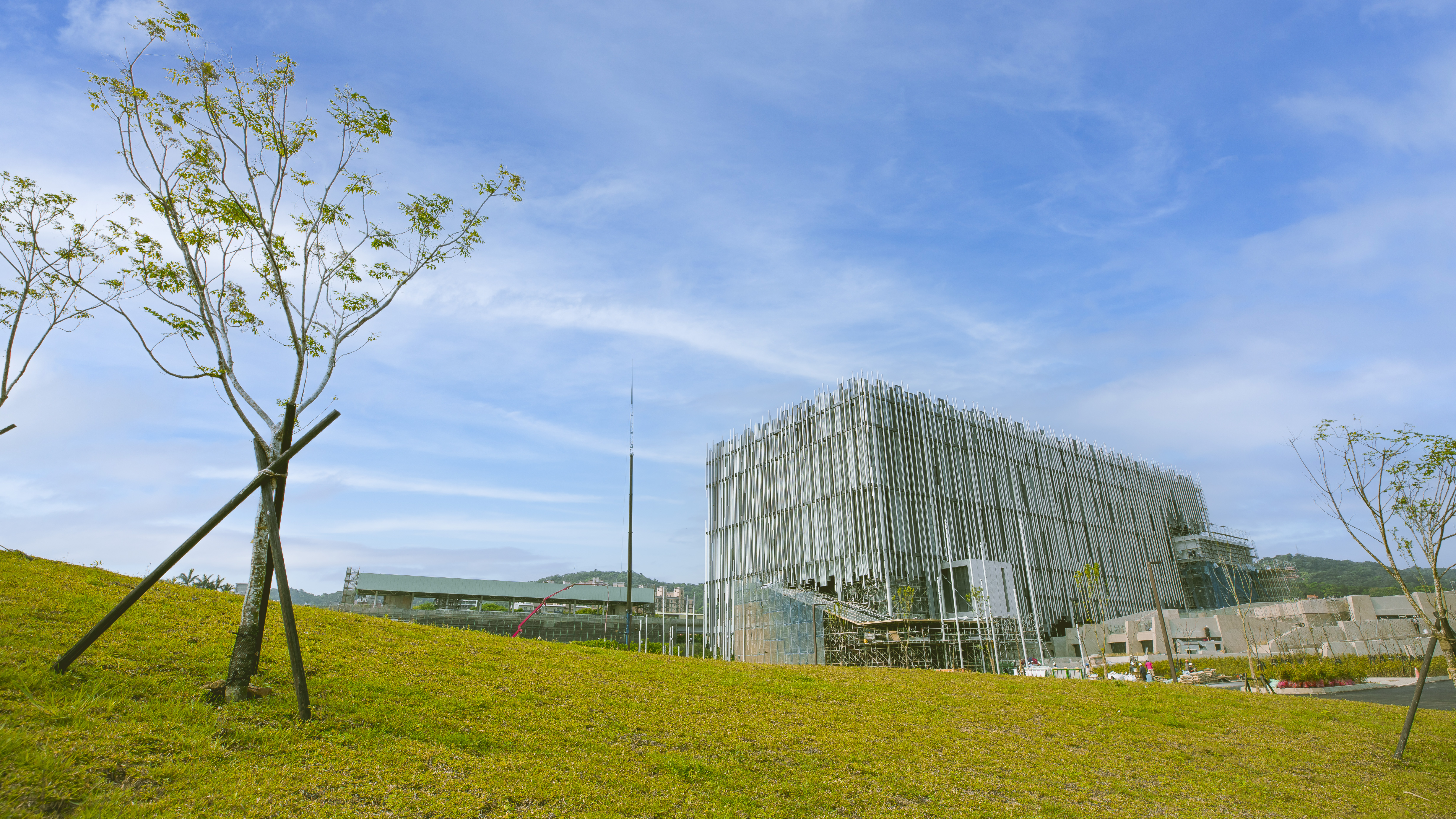新北市美術館戶外園區已於4月15日開園供民眾體驗，有關園區步道破損部分，屬於尚未開放區域，新工處已經要求廠商在6月底前完成復舊；針對園區內部分草皮積水問題，預計5月底前可以完成。