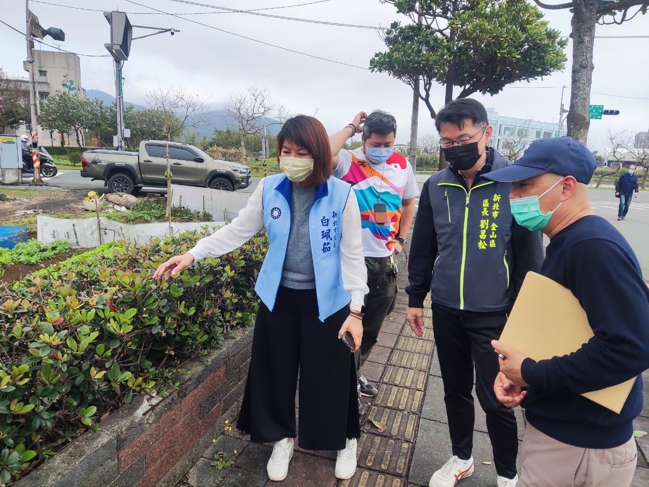 白珮茹議員表示金山醫院人行道不平整部分淨寬不足需改善