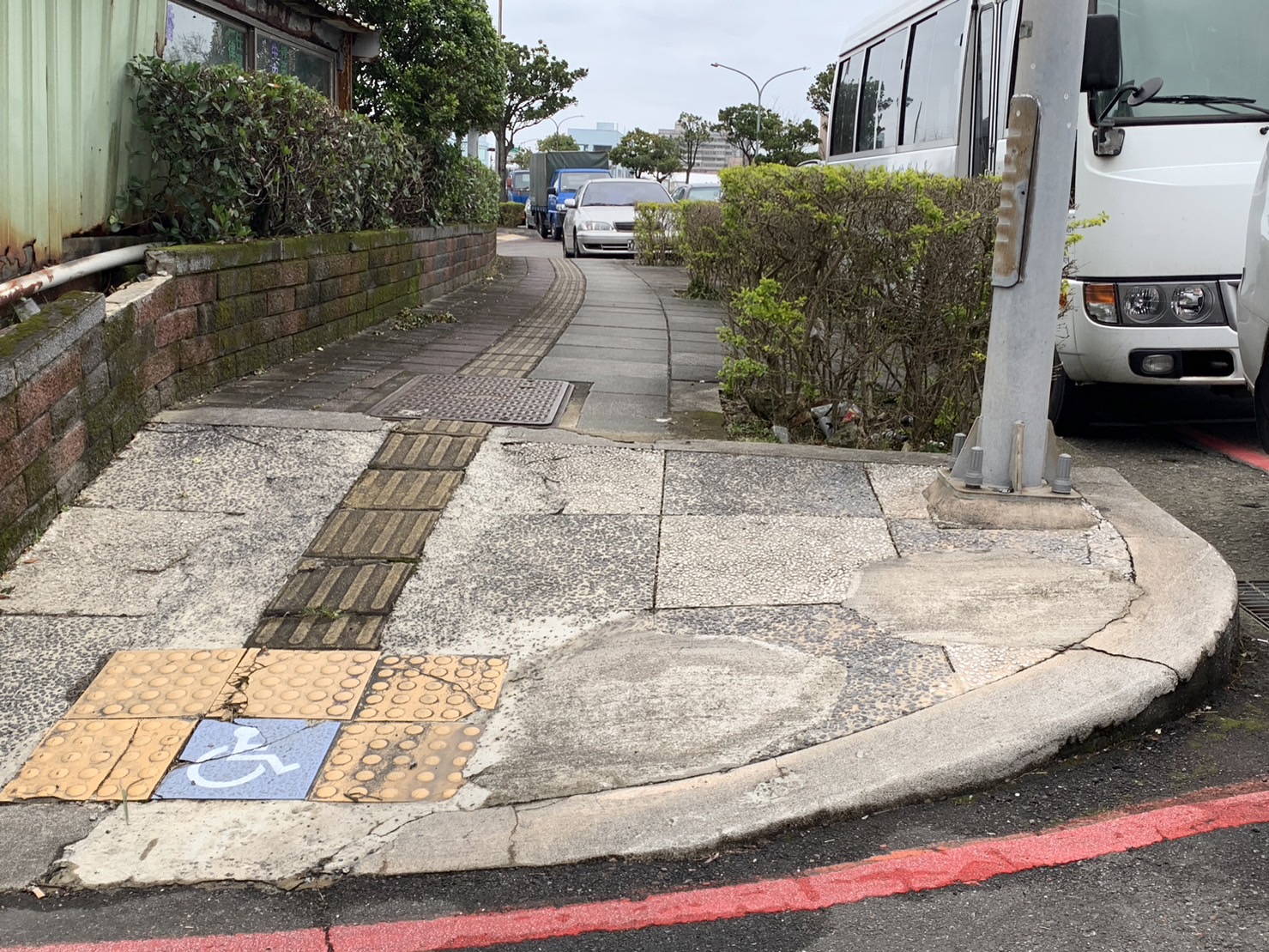 金山醫院人行道鋪面老舊無障礙空間不符現行法規