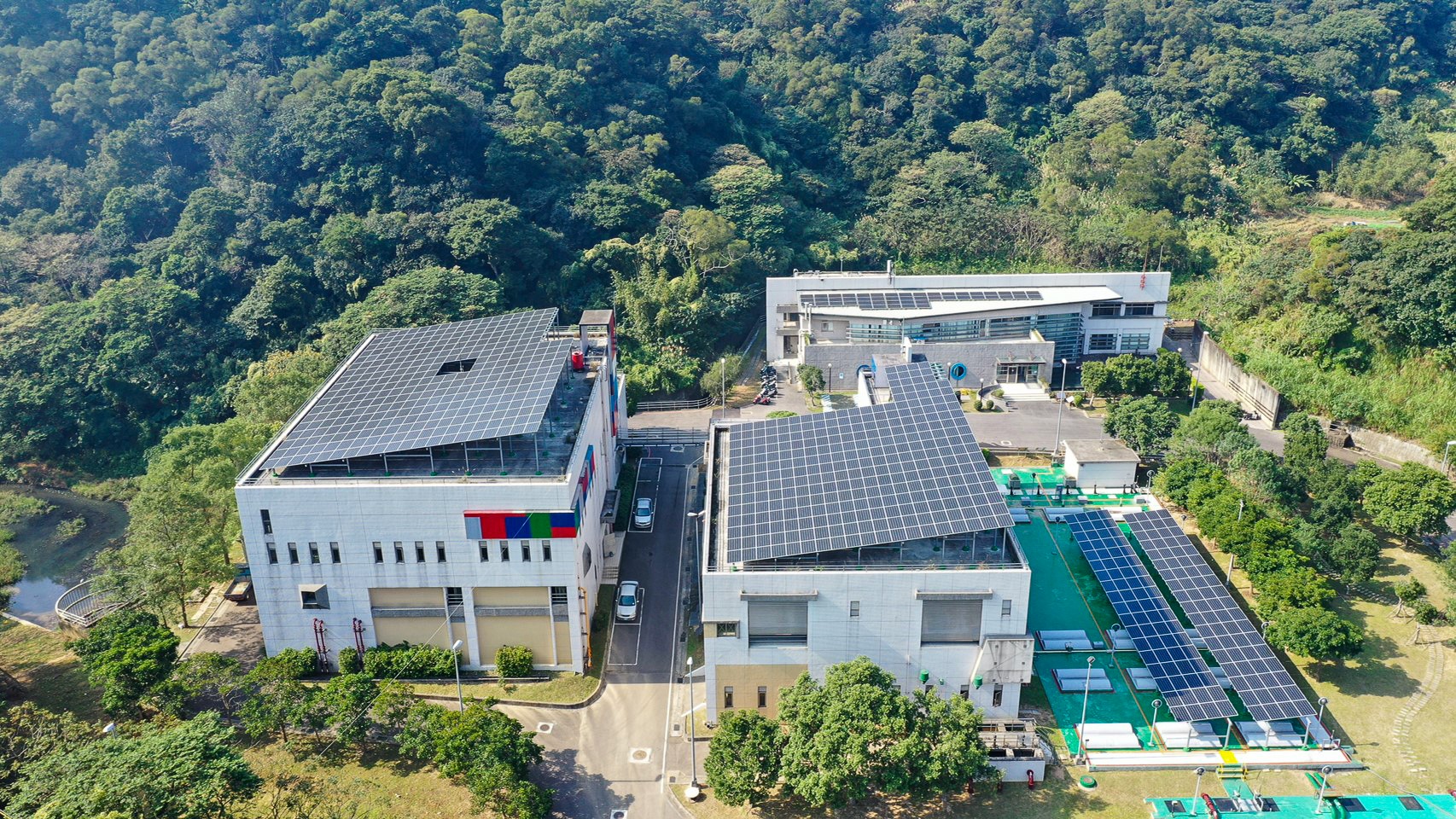 新北市持續以「推動設置太陽光電發電系統實施計畫」，鼓勵民眾參與太陽光電發電系統設置，每案最高補助50萬元