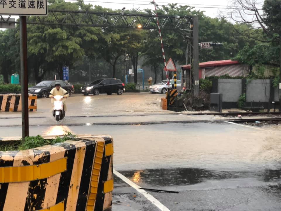 108年7月2日平交道積水影響火車通行