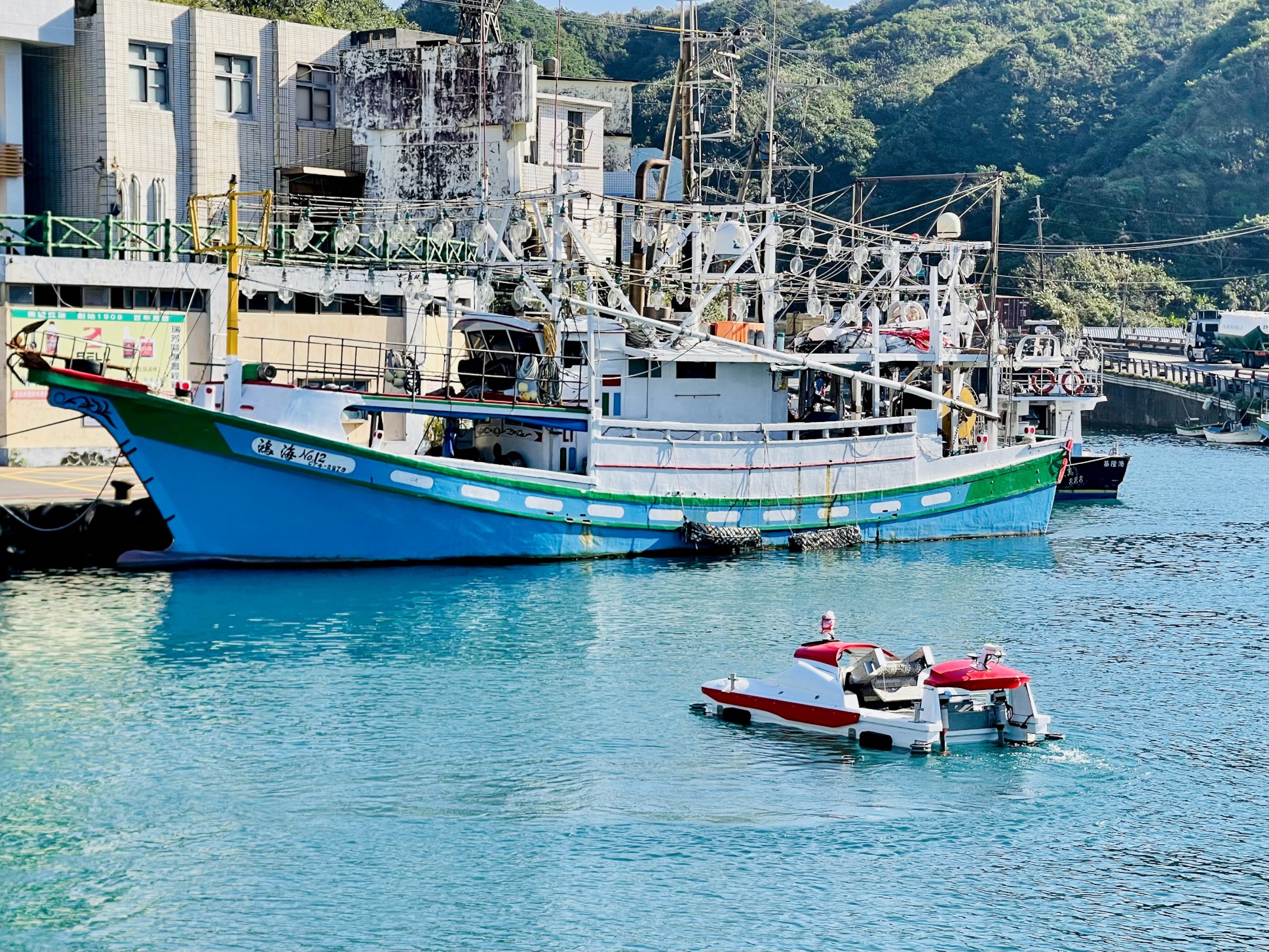 5.環保局與臺灣湛藍海洋聯盟合作，以全電式海漂垃圾收集器「湛鬥機」進行淨海