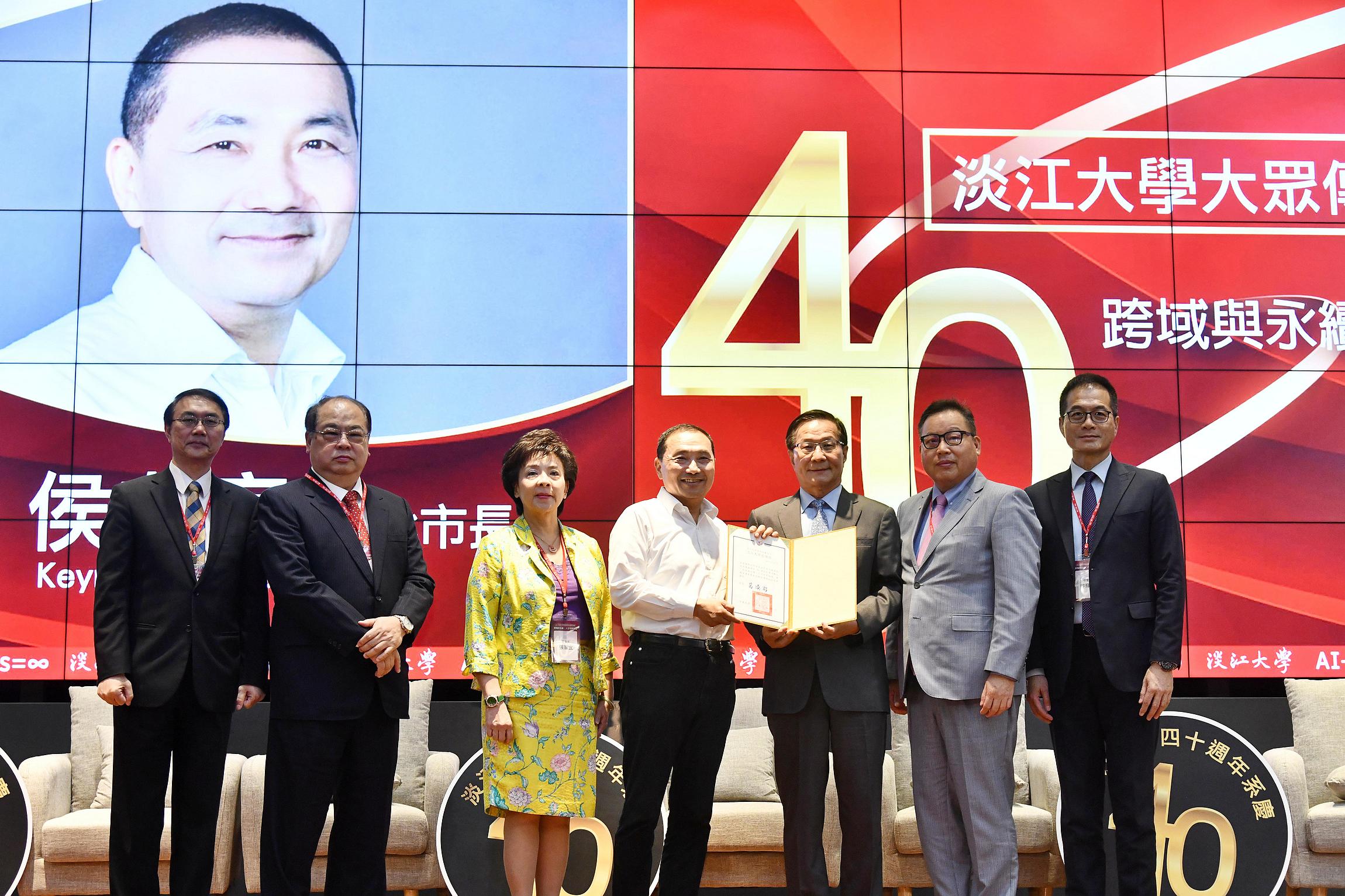 新北市長侯友宜與淡大大傳同學分享城市治理的永續、跨域及人才培育政策。