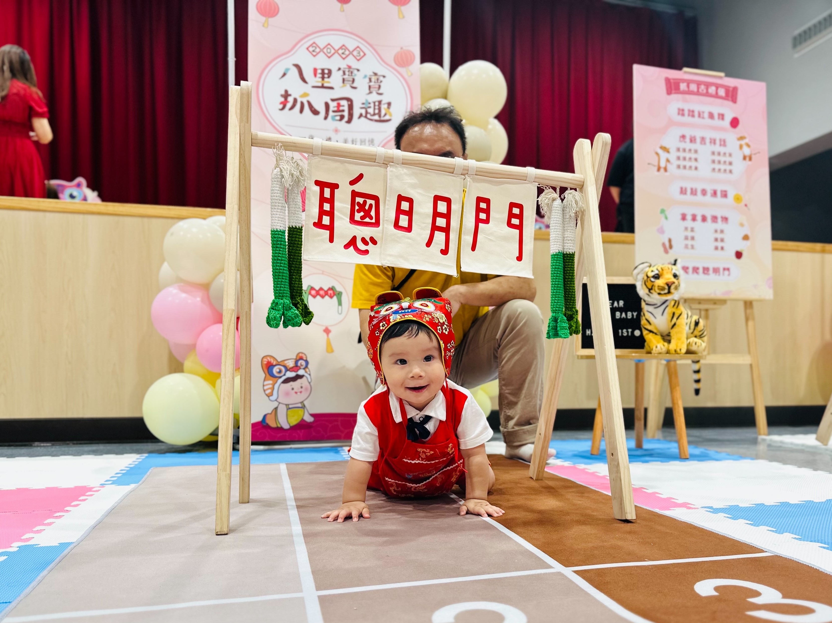 寶寶爬過聰明門，象徵未來人生道路都可以順順利利，聰明過人