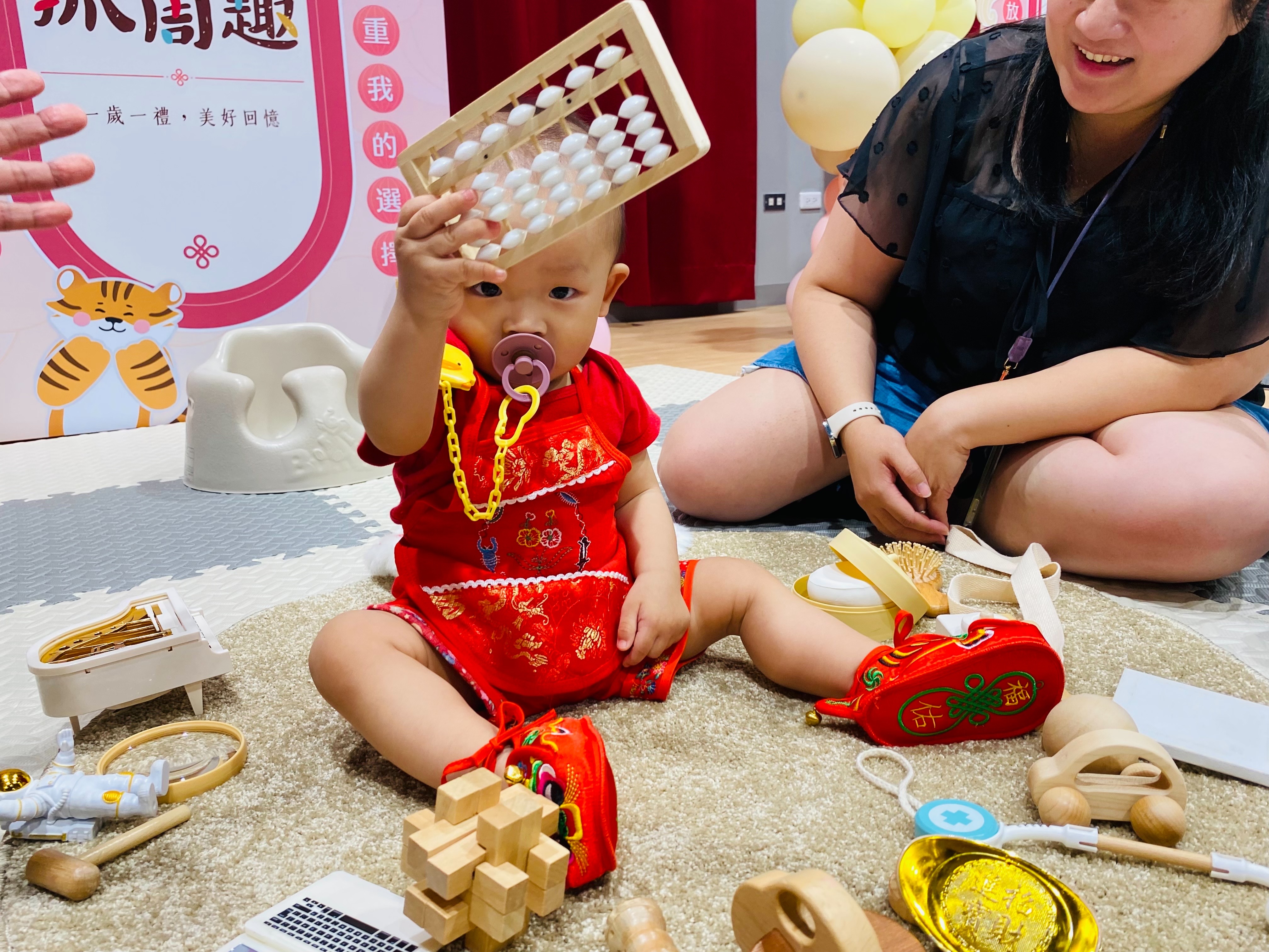 寶寶一把抓起算盤，小小年紀就嶄露出理財管理大師的氣魄