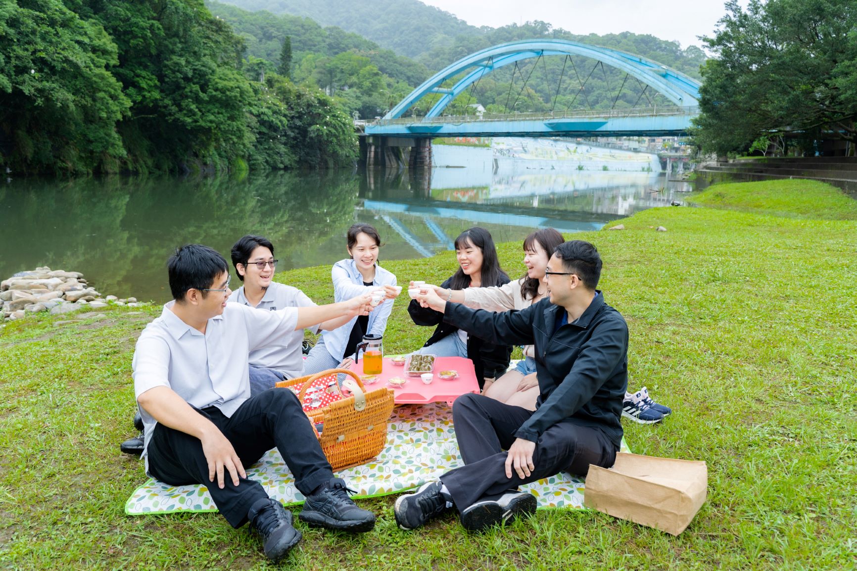 結合在地青農於水岸廣場舉辦茶席野餐