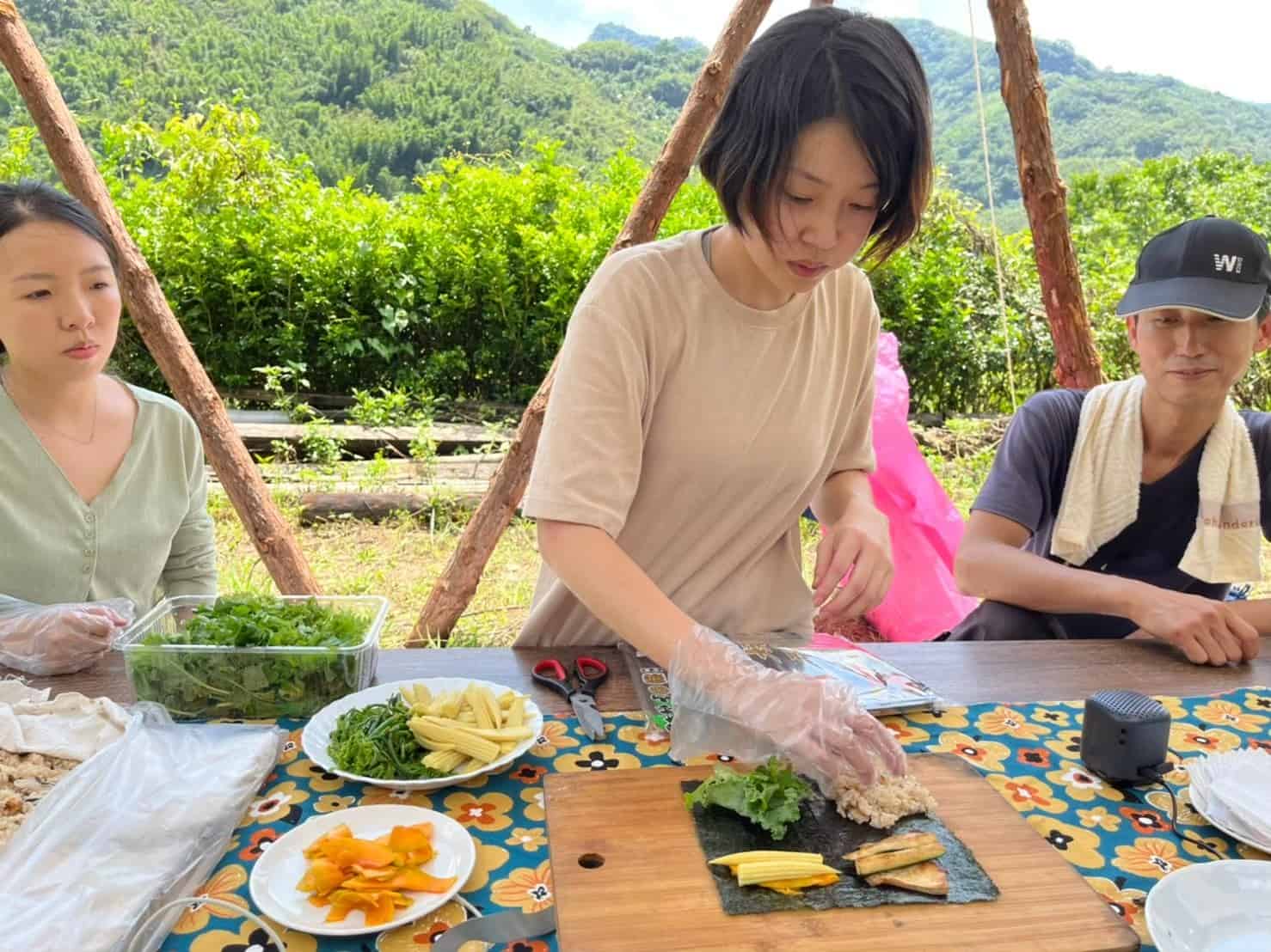 夏令營活動：運用採收好的蔬菜製作輕食，辦理特色餐