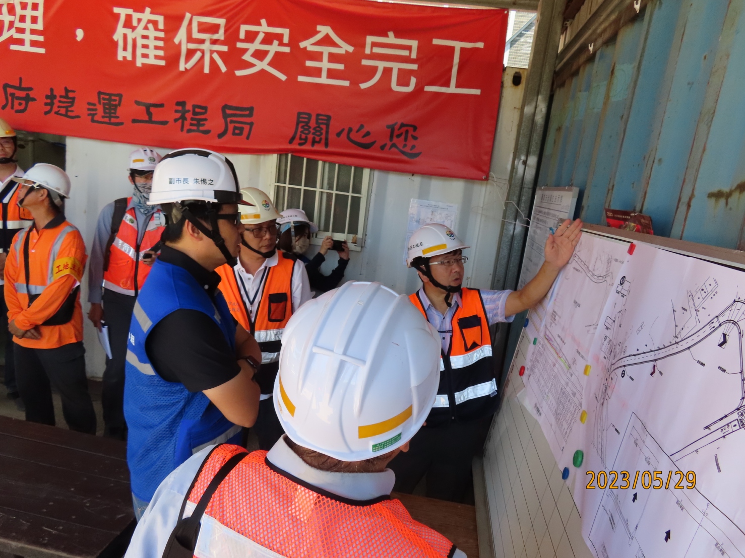 瑪娃颱風來襲前，新北市副市長朱惕之率隊查核位於大漢溪旁捷運局辦理之「新北樹林線城林大橋銜接環漢路替代道路新建工程」，捷運局副局長林耀長簡報防汛整備情形