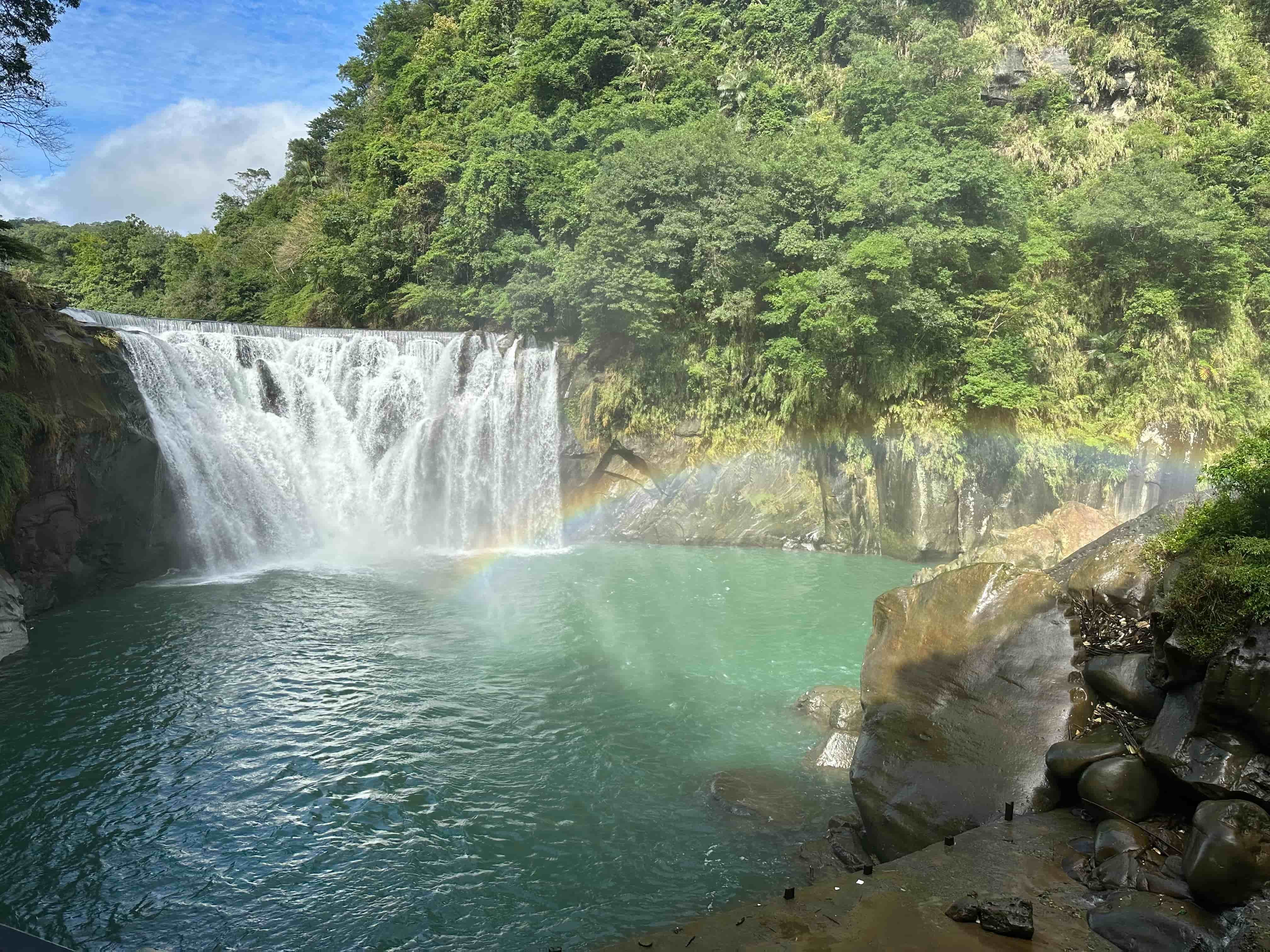 有「臺版尼加拉瀑布」之稱的十分瀑布深潭碧綠如墨，運氣好時還可看見彩虹斜掛