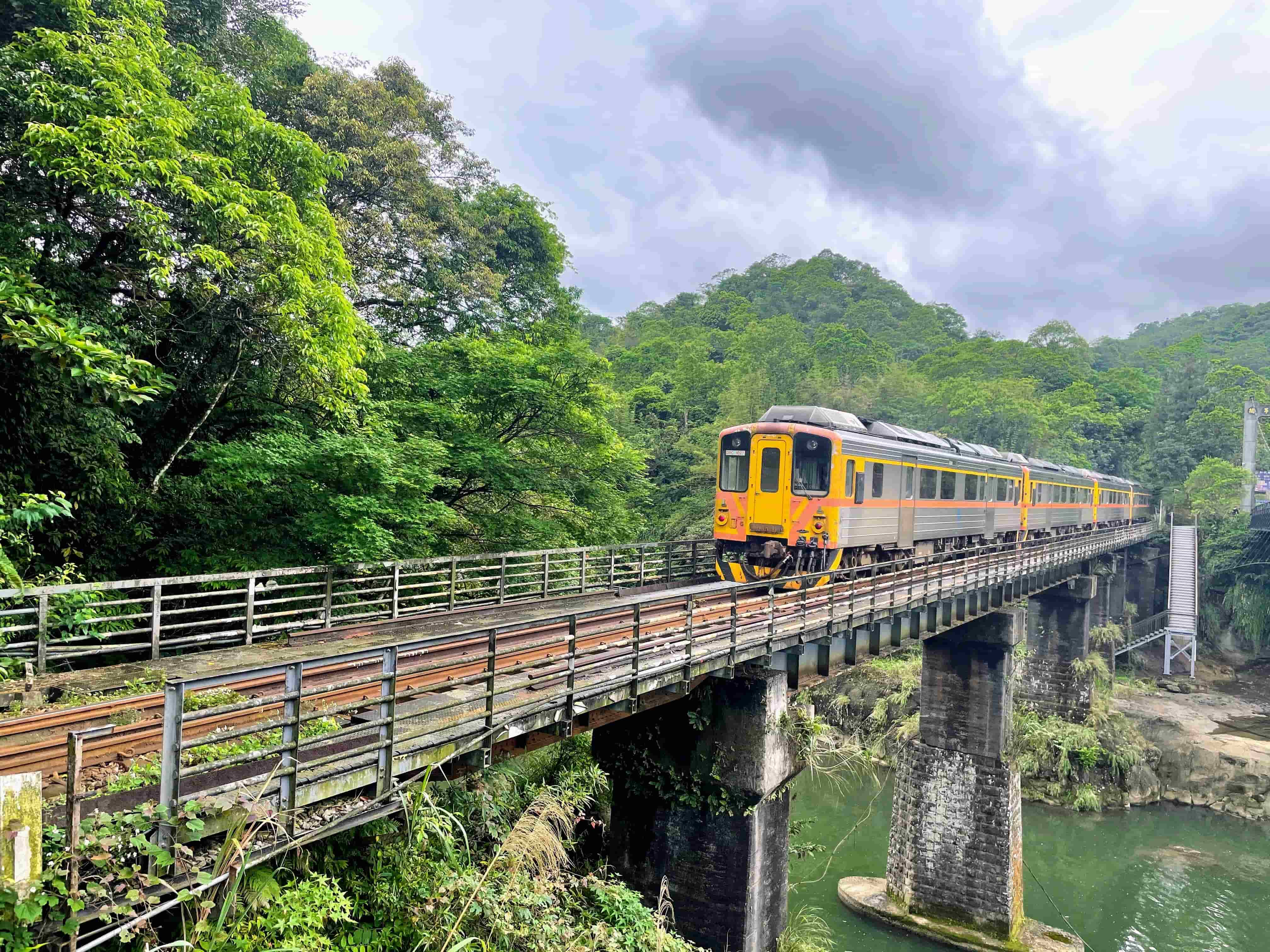 觀瀑吊橋可觀賞到火車自吊橋邊經過的景象