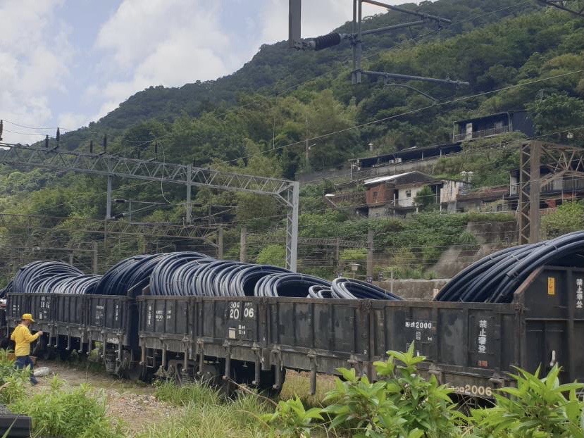 瑞芳區公所及碩仁里里長向台鐵租用台車解決運送管線材料的難題