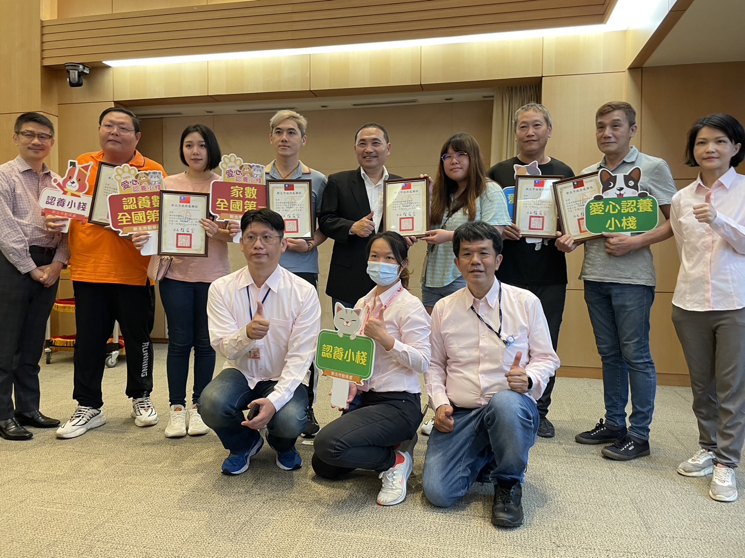 市長侯友宜並頒發感謝狀予認養績效優良的店家