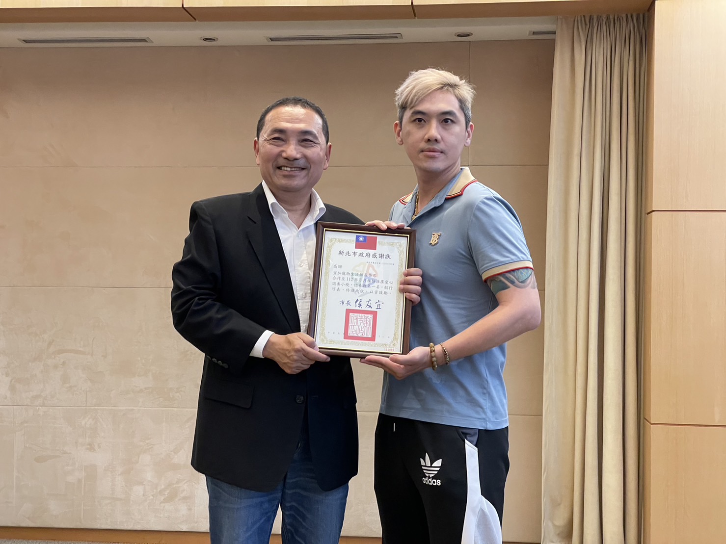 市長侯友宜頒發感謝狀給宜加寵物生活館長榮店
