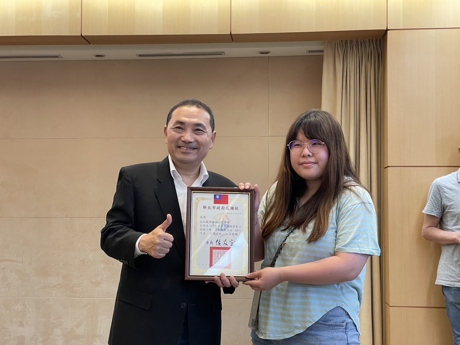 市長侯友宜頒發感謝狀給店家