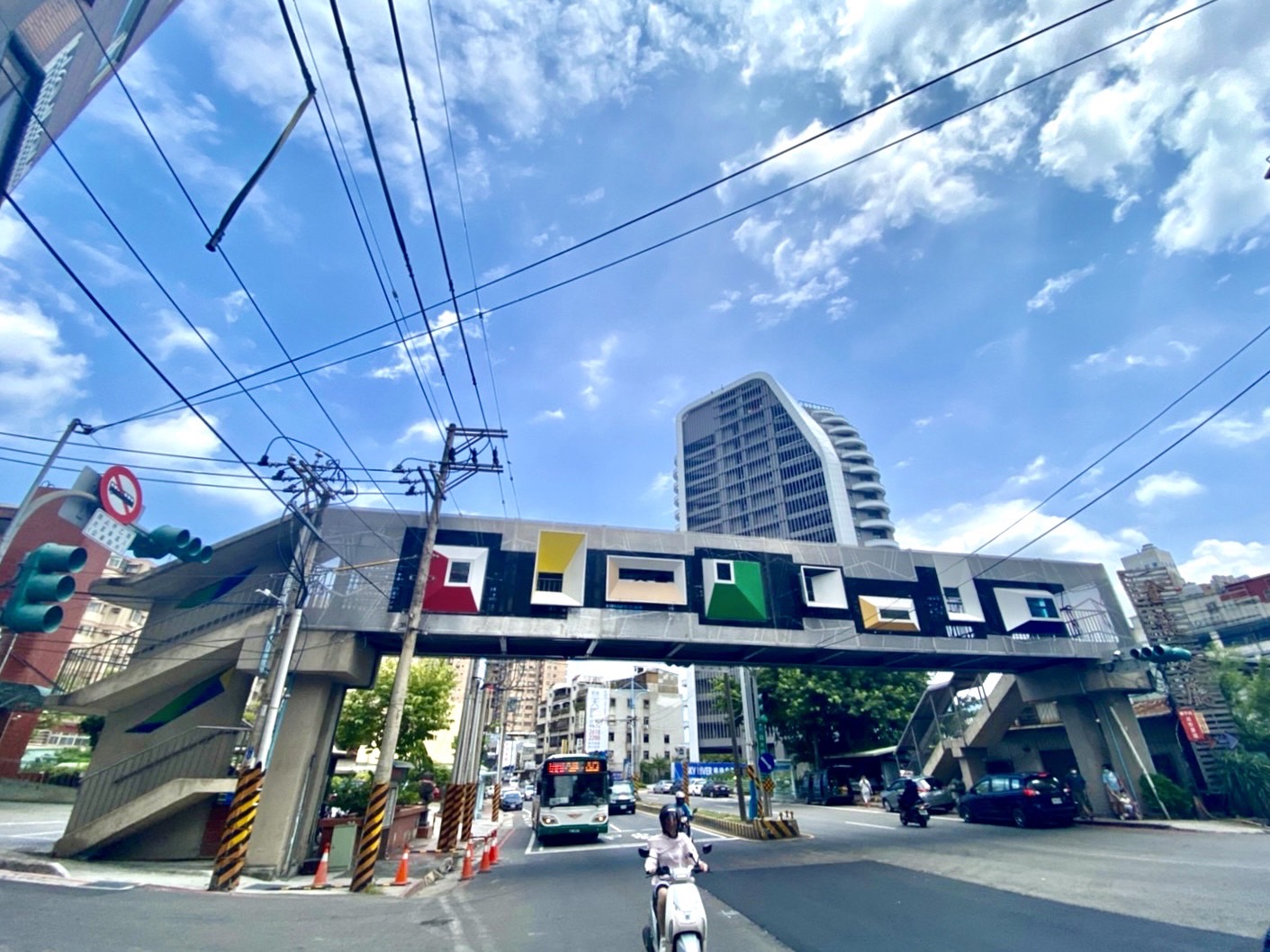新北市政府辦理八里區龍米陸橋拆除工程，將於6月2日至3日，每天夜間11時至翌日上午6時進行大梁卸除作業，屆時將封閉龍米路一段，請用路人提前改道通行。