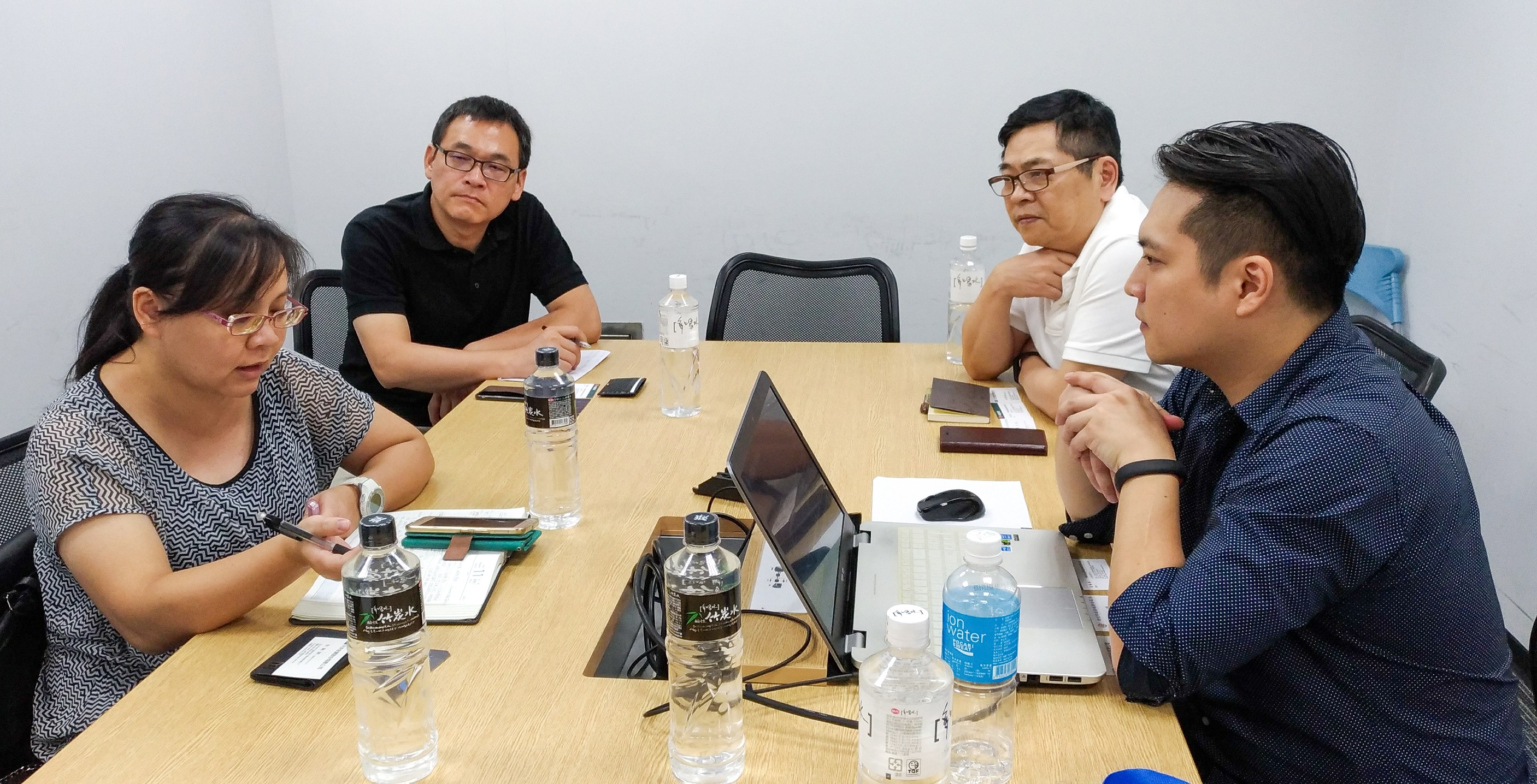 經發局持續透過各項輔導措施與政策，協助企業安心落腳新北，例如創投到府媒合服務迄今累計達193家。