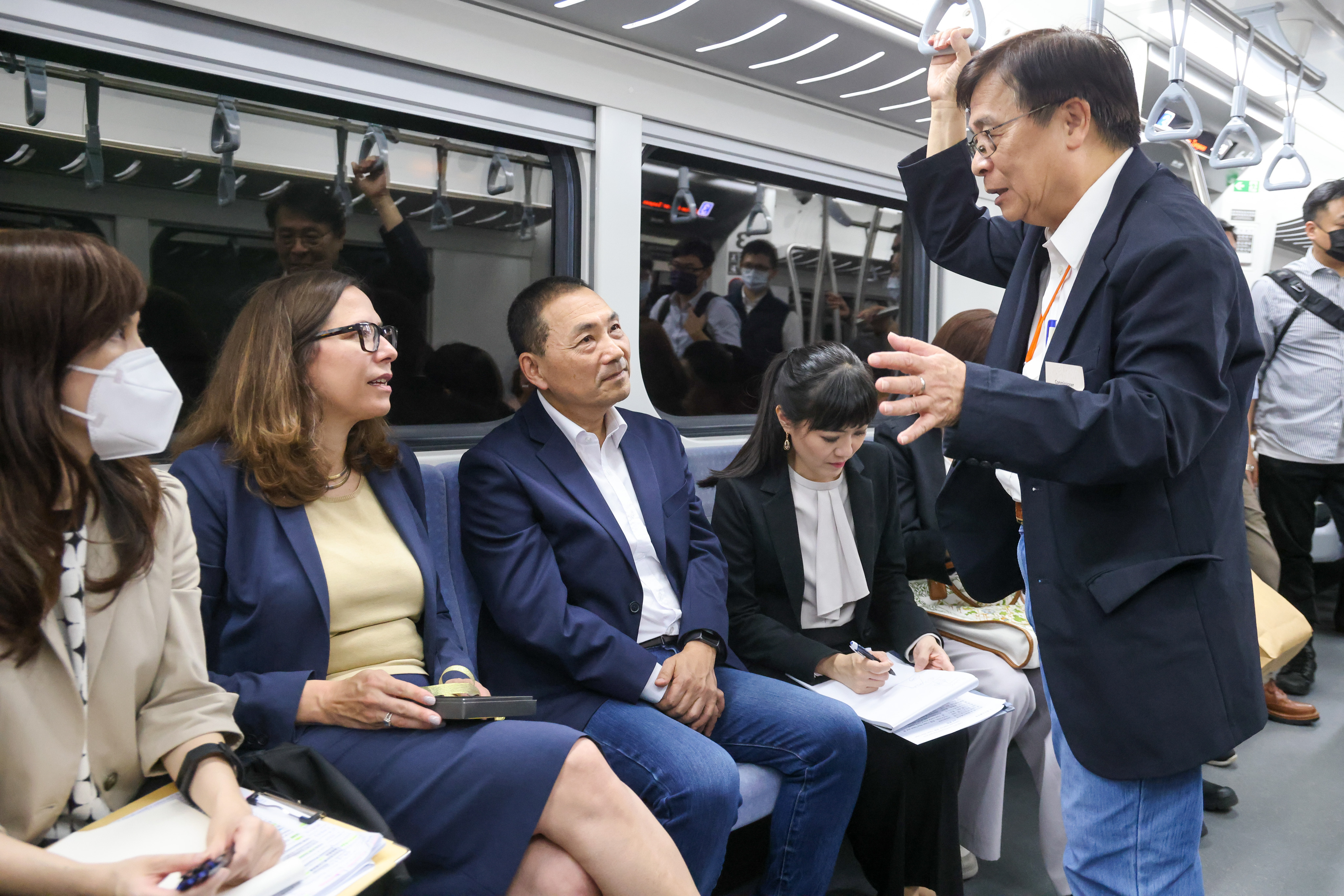 侯市長陪同至板橋三鐵共構車站搭乘台鐵前往汐科站，路程中與理事主席介紹北台灣交通建設、高科技經貿布局及全球永續發展。