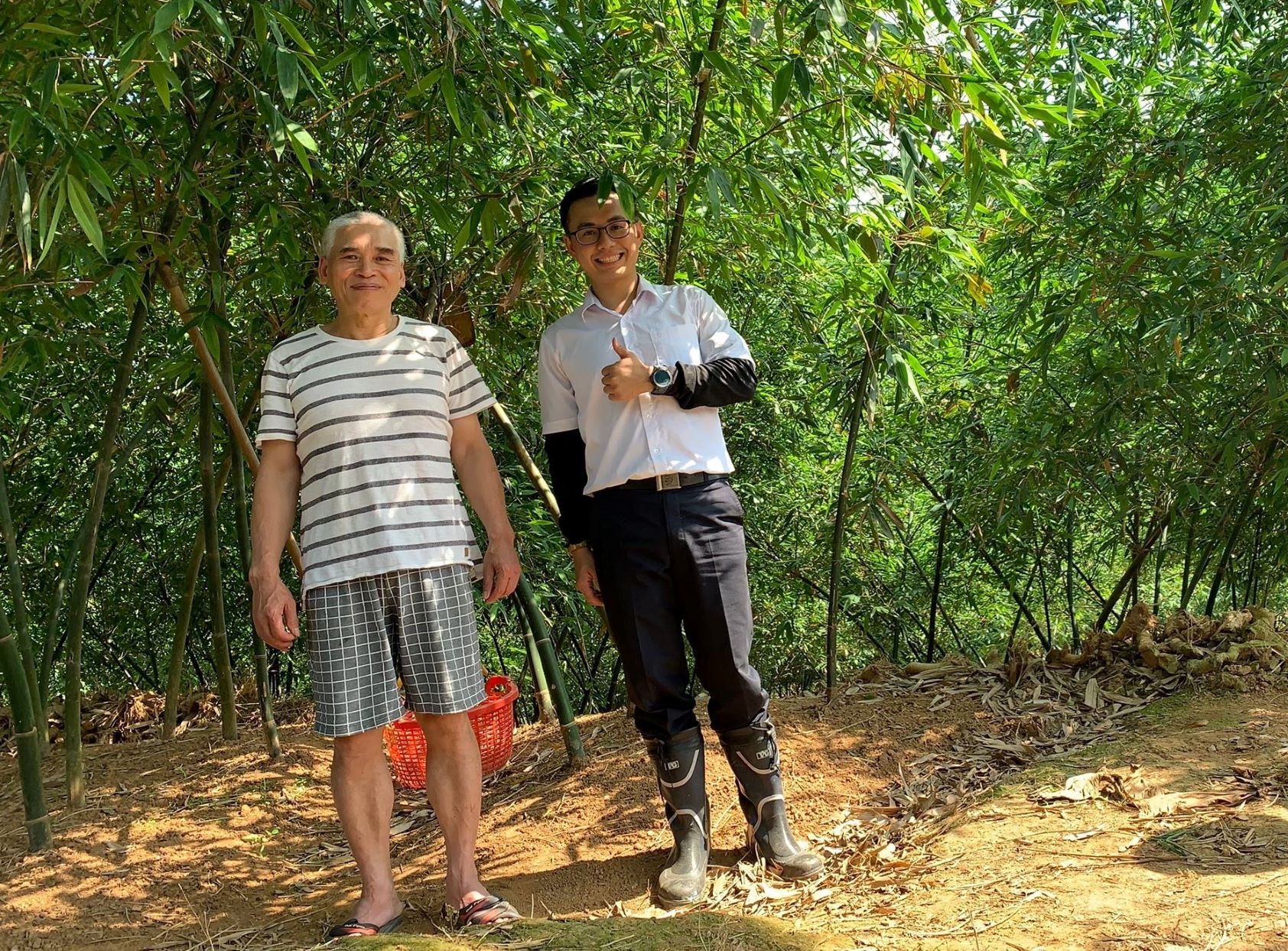本次五股區綠竹筍評鑑比賽冠軍由黃金燕女士獲得，家中筍園由黃金燕與陳進樺(左一)夫婦兩人共同經營
