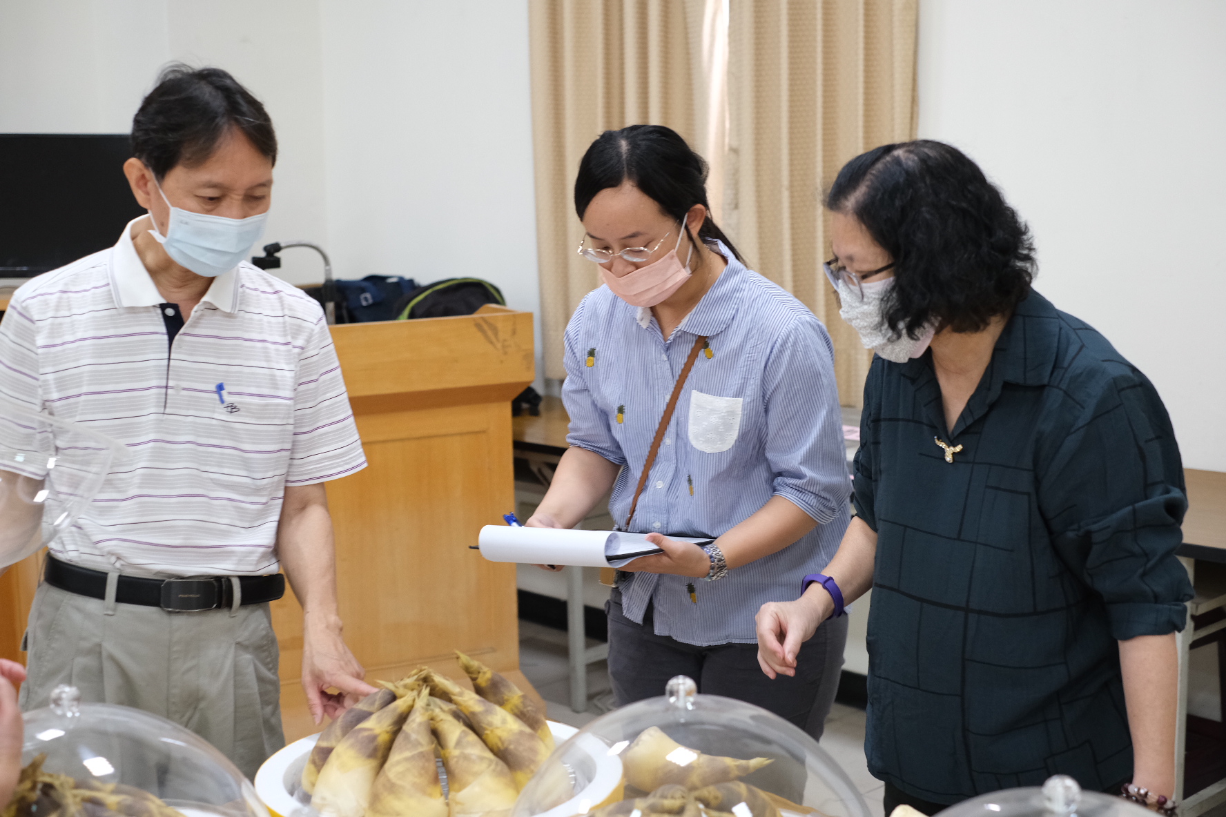 以「外觀」、「柔嫩度」、「色澤風味」及「糖度」等進行綠竹筍評鑑