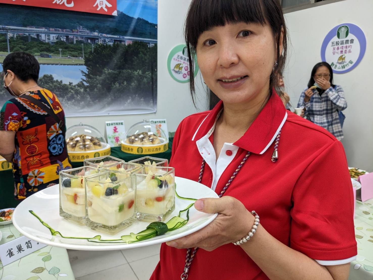 五股區農會家政的志工媽媽們，也拿出看家本領烹煮出一道道色香味兼具的綠竹筍創意料理比賽