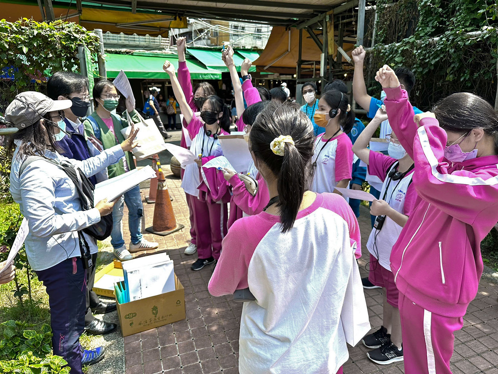 生態教育走讀活動穿插廉政問答遊戲，讓學生們在生動有趣的氣氛中建立清廉意識的正確價值觀