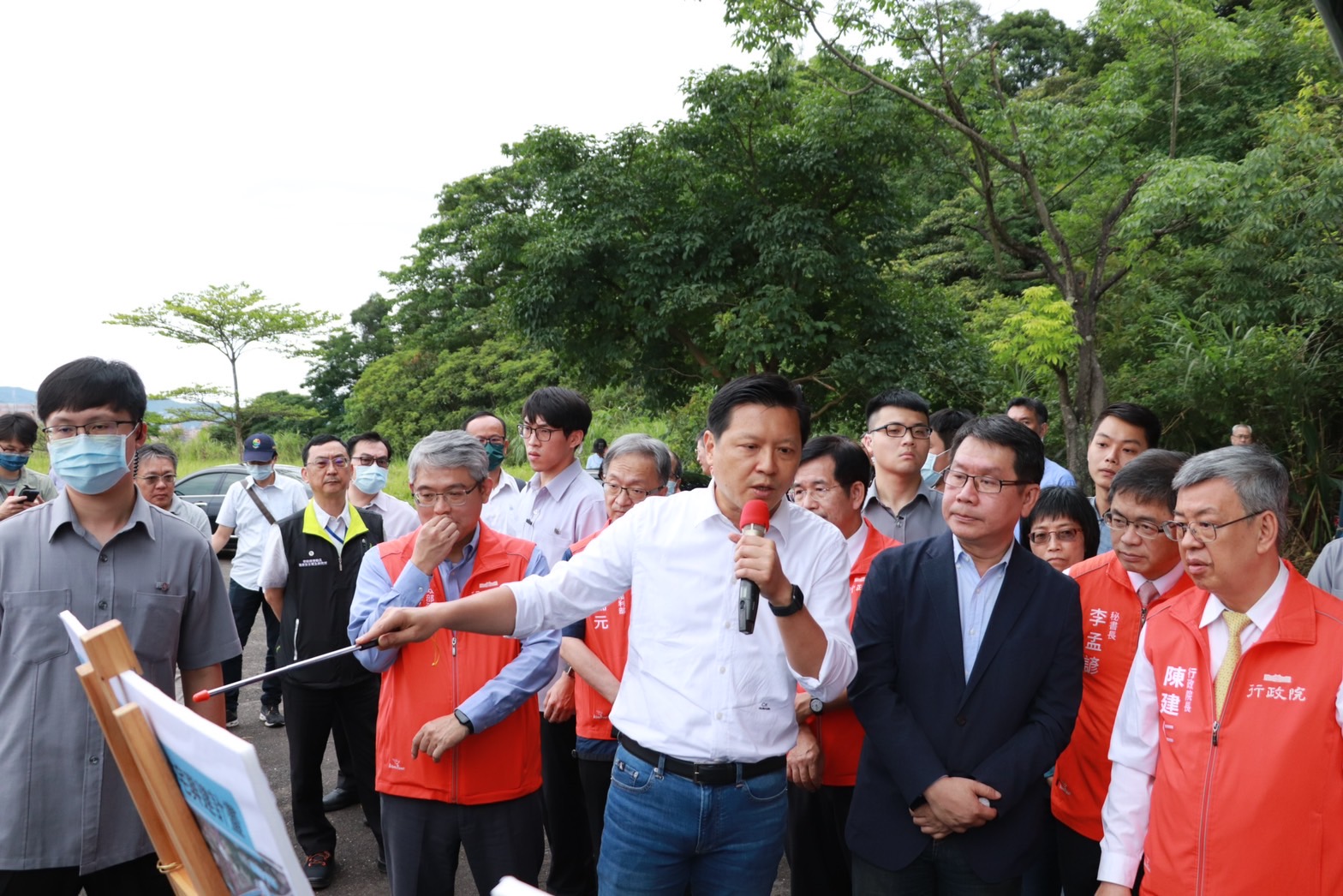 新北市朱惕之副市長（第一排左2）向各位補充說明「白匏湖運動休閒生態園區暨社會住宅興建計畫」，整體工程預計113年辦理工程設計、114年完成工程發包，以116年底前完工為目標。