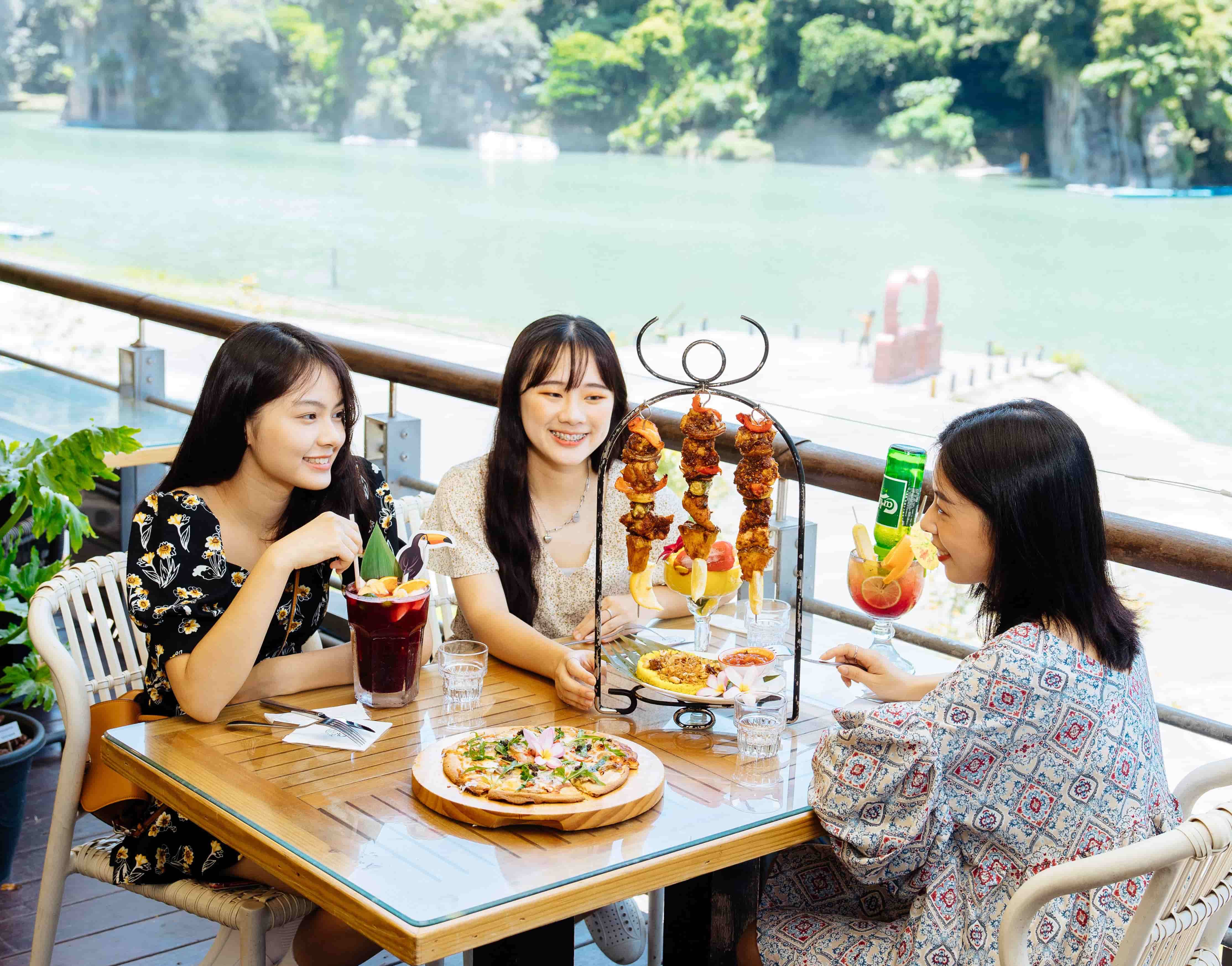 地景藝術展出期間，除了拍美照還可以來到碧潭東岸的餐飲遊憩區享用各種異國美食佳餚。
