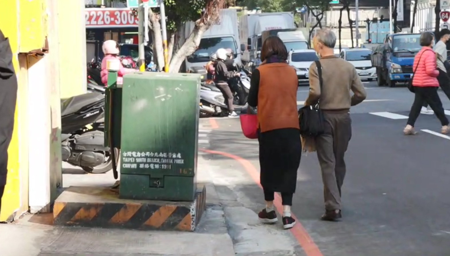 新北市政府工務局重視人行環境問題，推動人行環境大縱走，歸納人行環境改善常用工程手法提出7字訣「箱、護、縮、道、騎、公、通」（諧音：相互說到齊溝通），目前市府已改善578處便電箱遷移，提供市民更安全的通行環境。