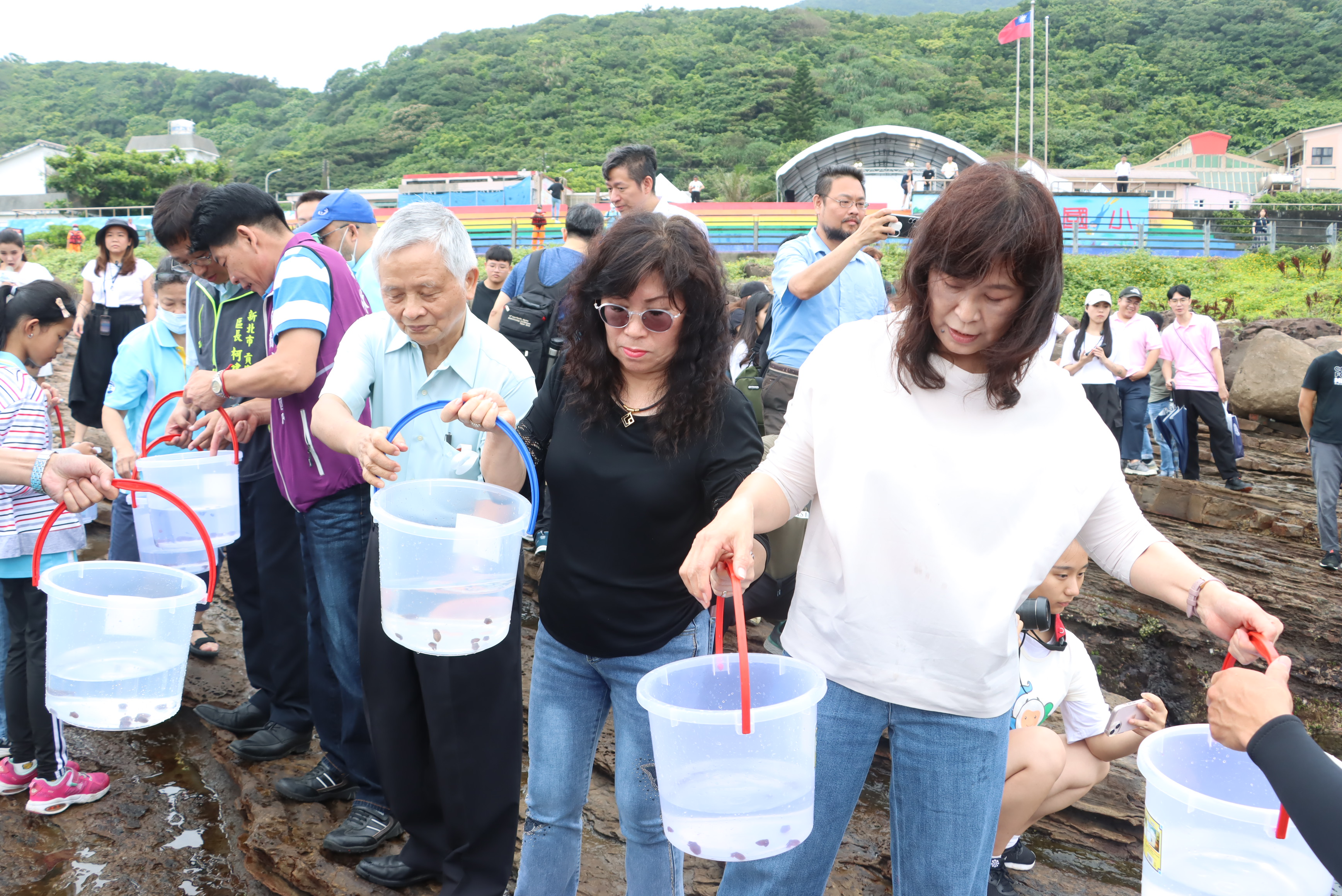 漁業處長張麗珍、貢寮漁會總幹事林麗美、海大代表李國添名譽教授協助放流