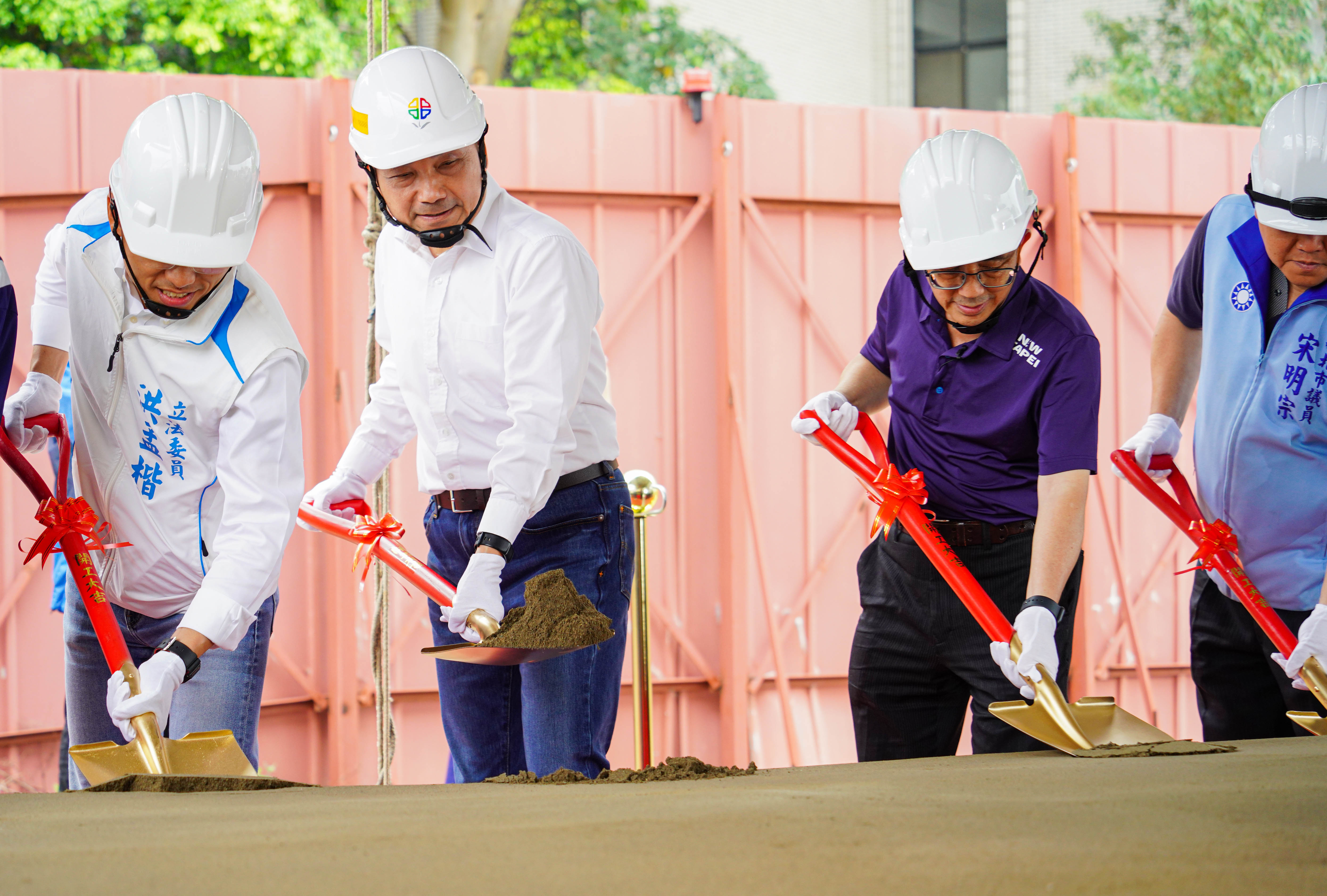 侯友宜市長及與會貴賓等拿起金鏟，完成貴子坑溪整治開工動土儀式