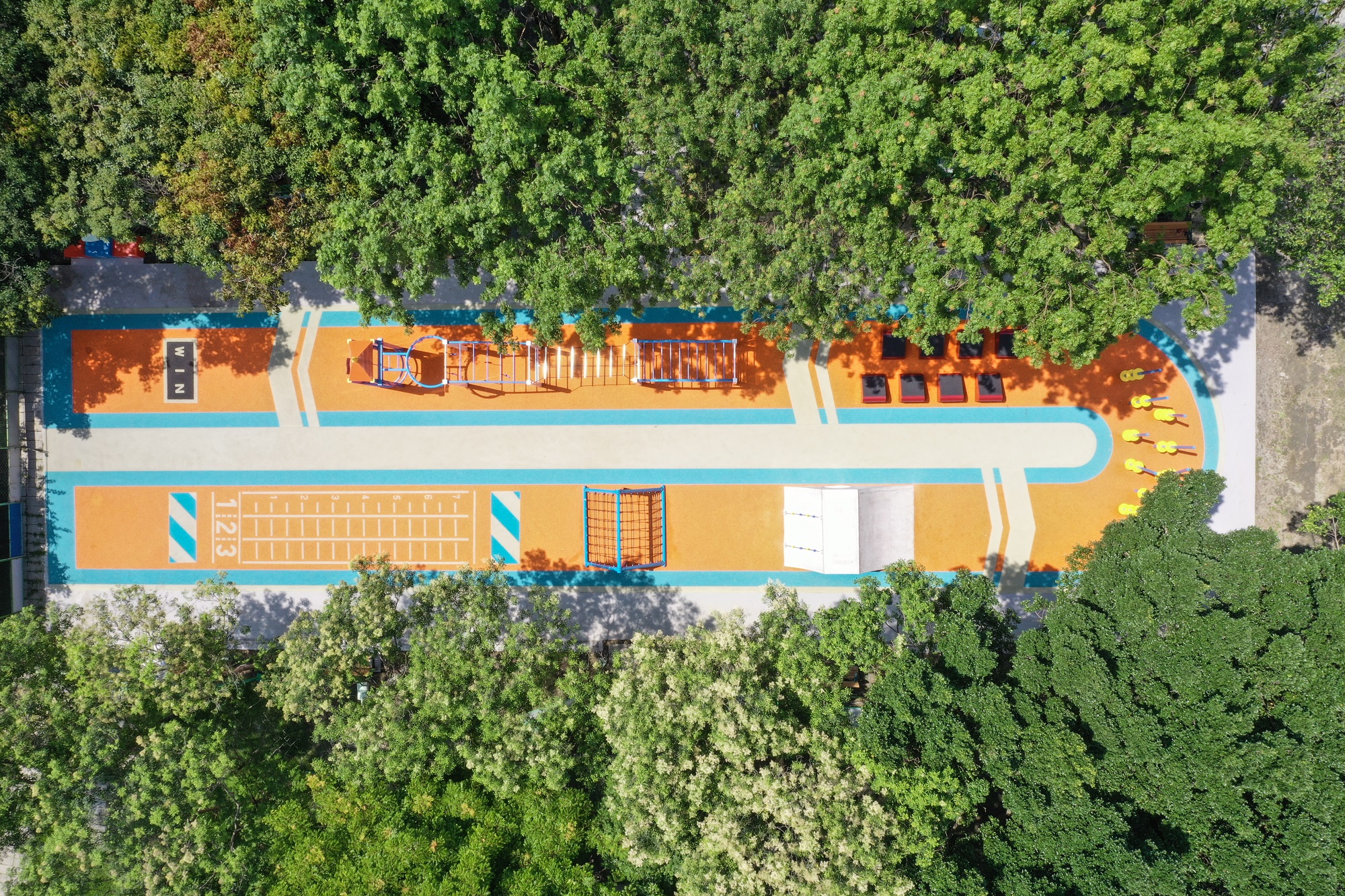 新莊體育園區陽光草坪旁的遊戲場空拍照片