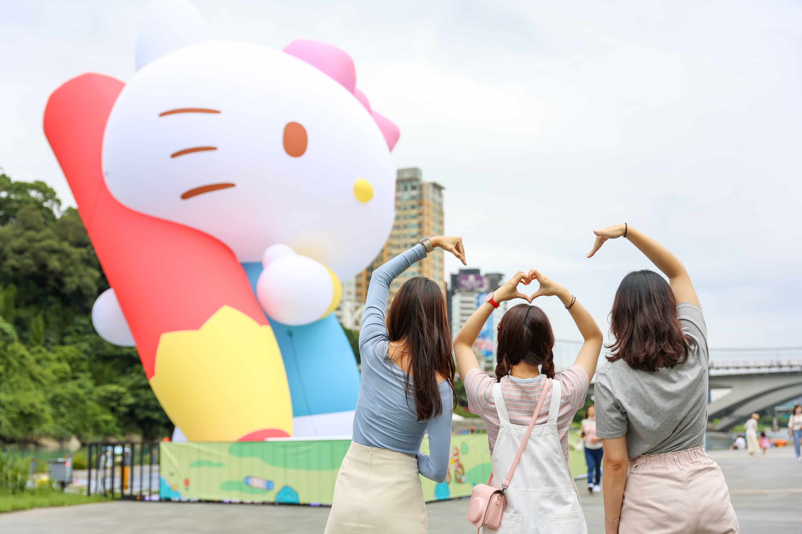 13米「Hello Kitty」化身為寫生藝術家，喜愛三麗鷗家族明星粉絲們千萬別錯過