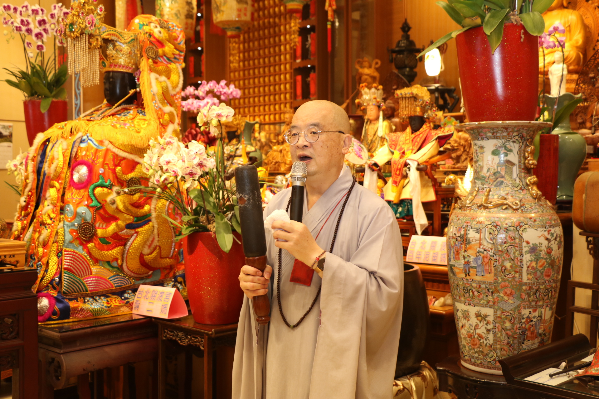 慈誠寺住持常源方丈表示  端午節是大地至陽至盛時節  也是禳瘟祈福的時刻