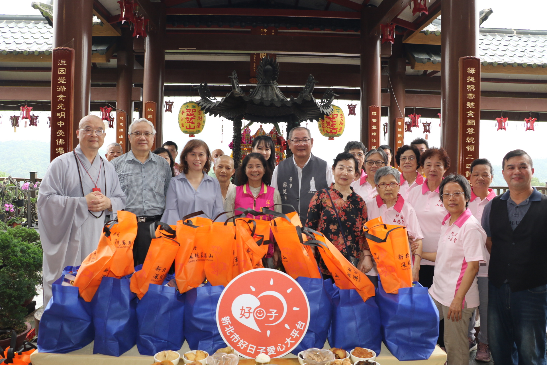 深坑笨港聖慈山慈誠寺在端節祈福活動後  將所有物資和禮品捐給愛心大平台  轉贈給弱勢家戶  左1為慈誠寺住持常源方丈  中為深坑區長黃美華