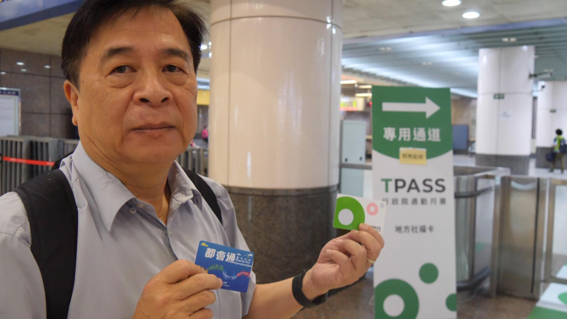 持定期票搭乘台鐵須使用專用通道