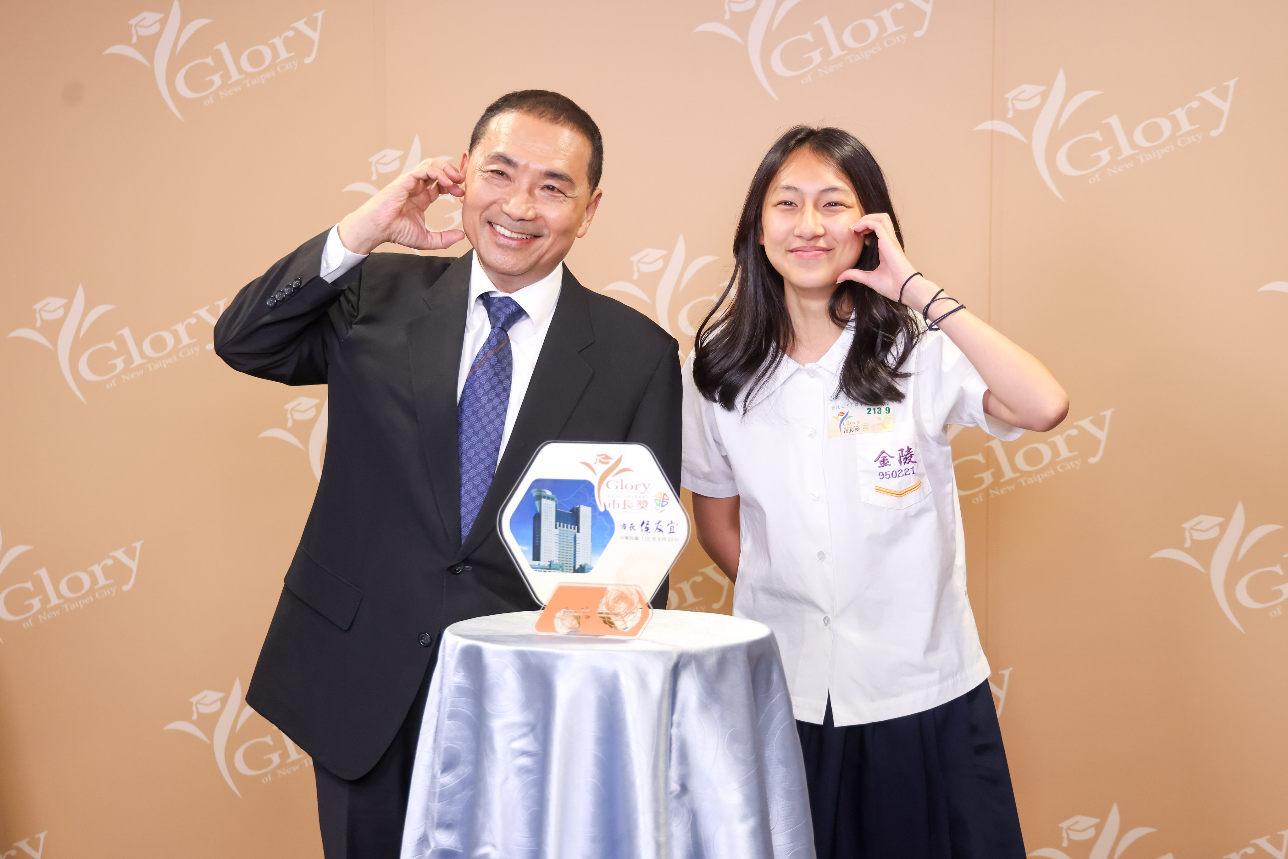 侯友宜市長頒發高中職組及國小組(板橋、土城及樹林區)市長獎計1,470位學生，並與獲獎生一一合影