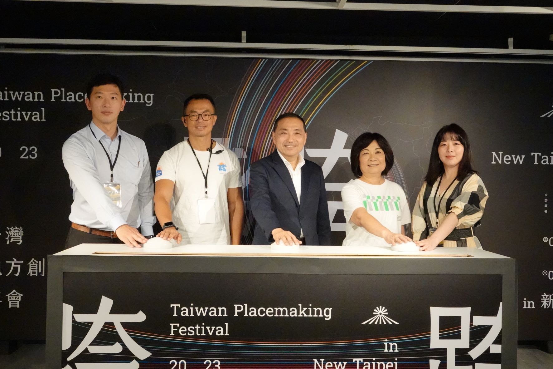 市長侯友宜(中)今日出席地方創生年會記者會，公布「跨」為本屆年會主題，並將於9月8日、9日間，舉辦為期2天的台灣地方創生年會
